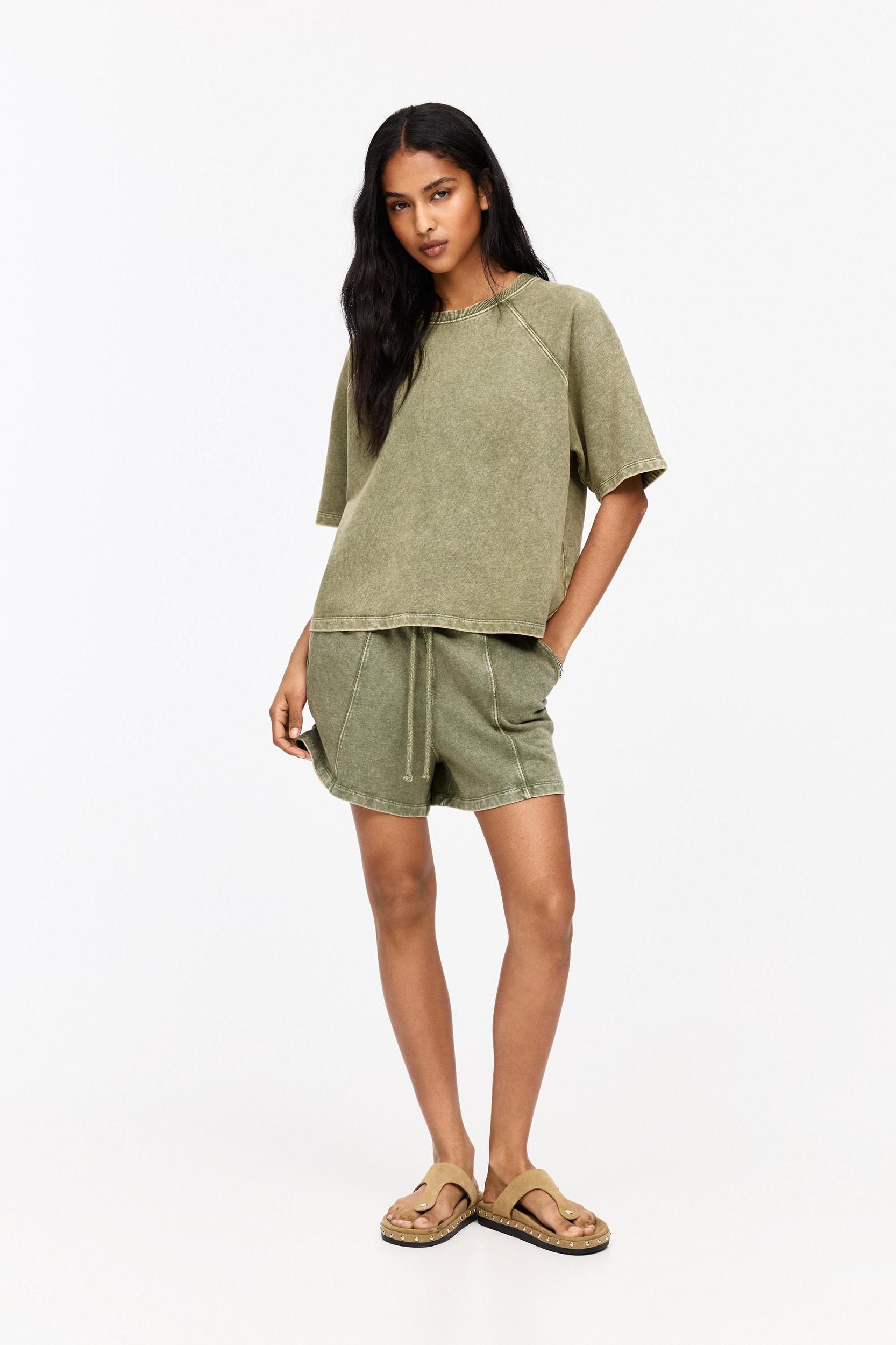 Short raglan sleeve sweatshirt Product Image