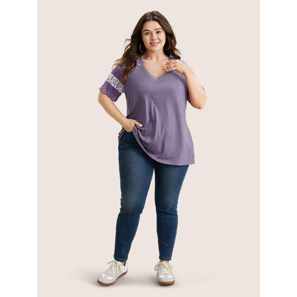 Plus Size Ditsy Floral Colorblock Contrast Raglan Sleeve T-shirt Mauve Women Leisure Contrast Ditsy Floral V-neck Casual T-shirts BloomChic 28/5X Product Image