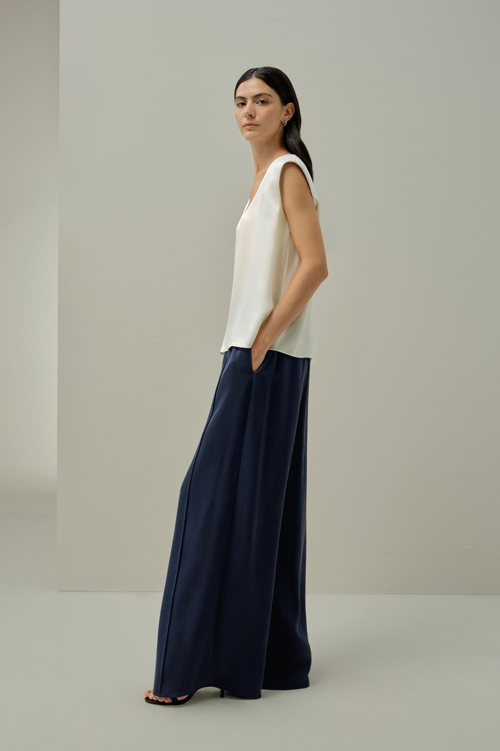 LILYSILK x Melissa Murrell Silk Suede Sleeveless V Neck Top Product Image