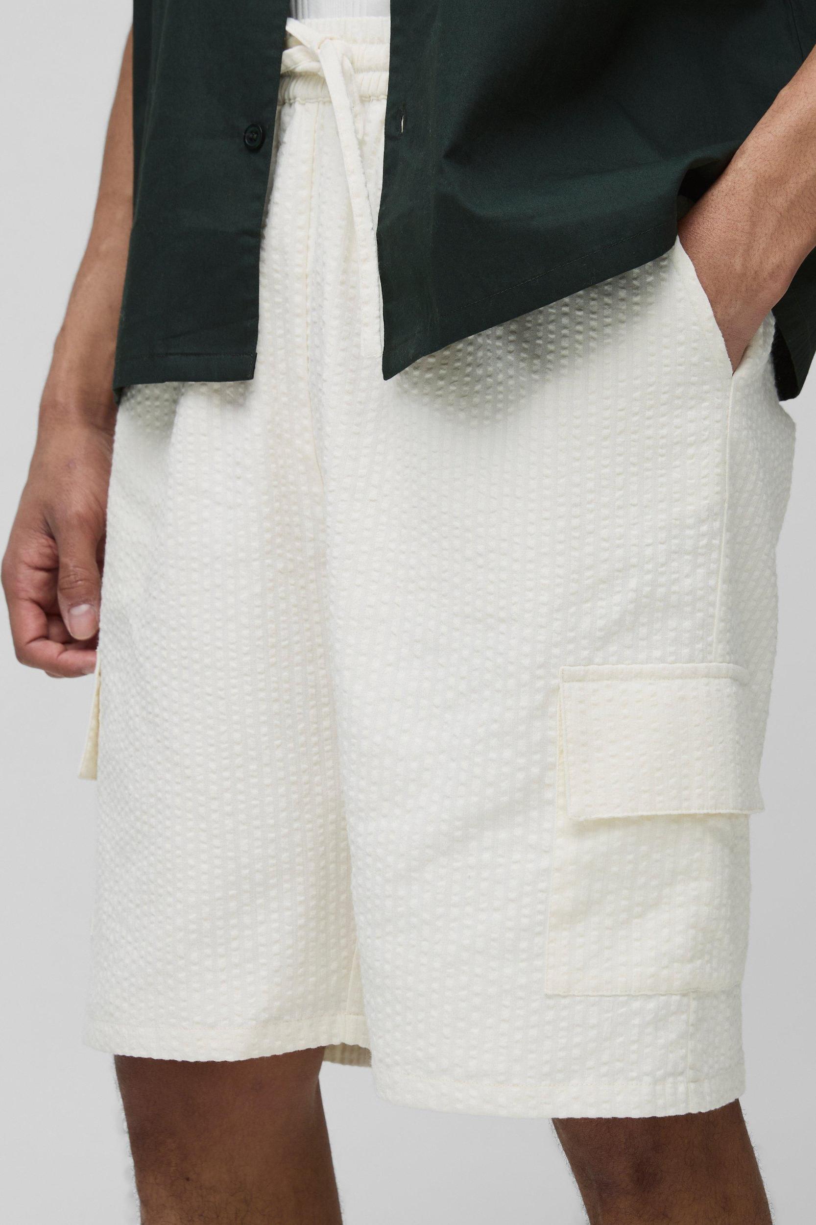 Relaxed Elasticated Waist Seersucker Cargo Short | boohooMAN USA Product Image