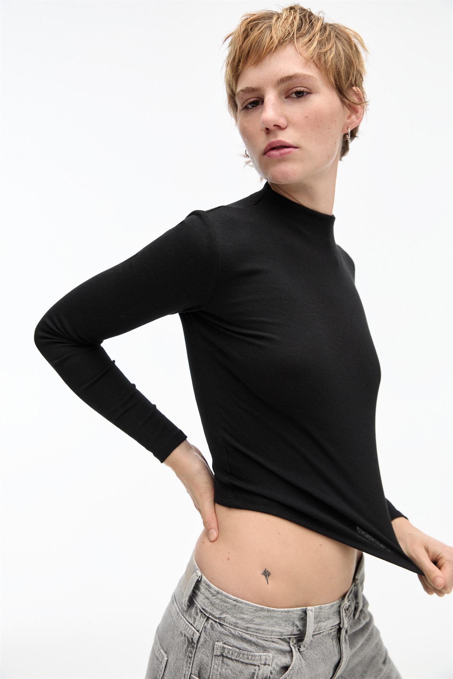 High neck T-shirt Product Image