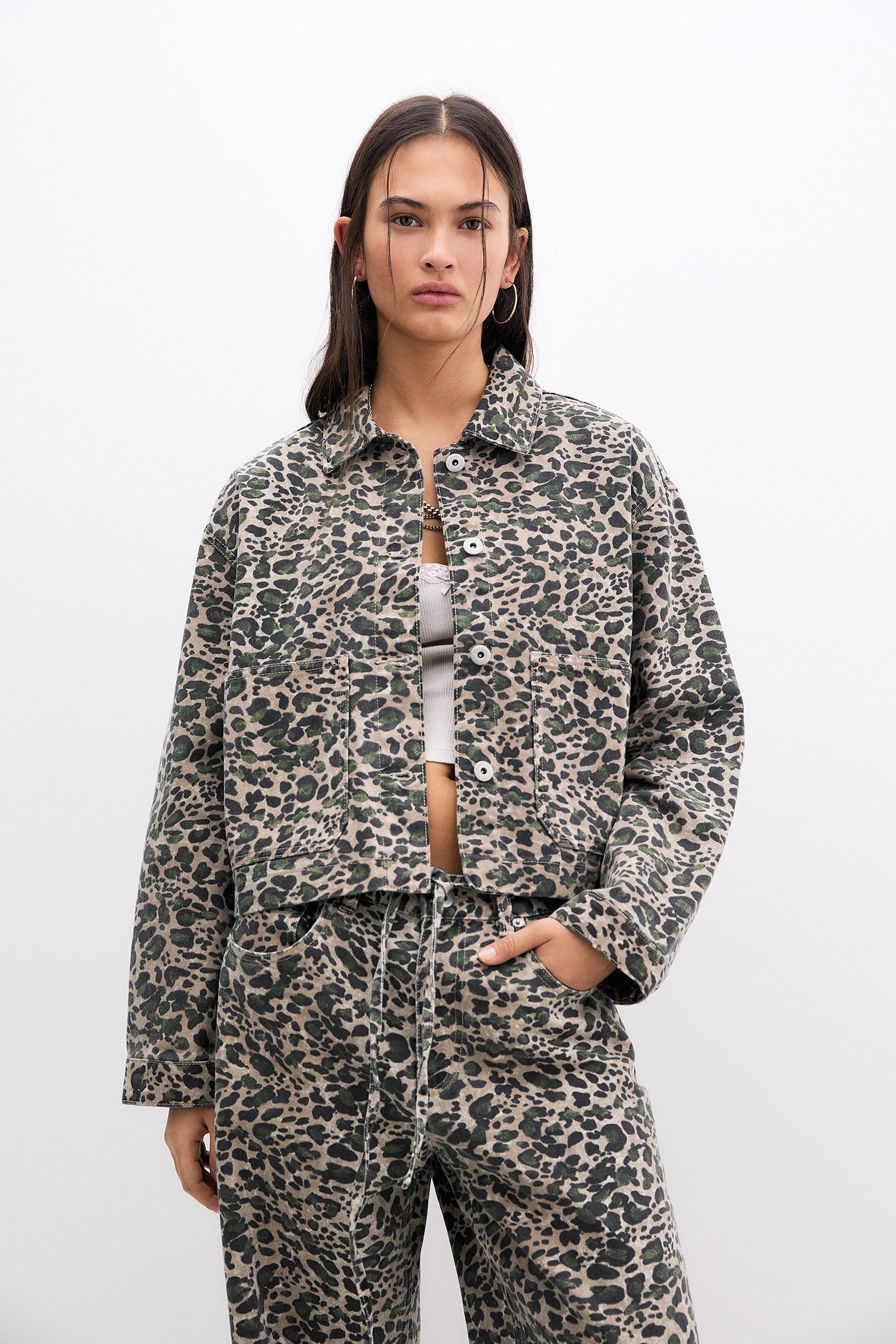 Cropped leopard print jacket Product Image