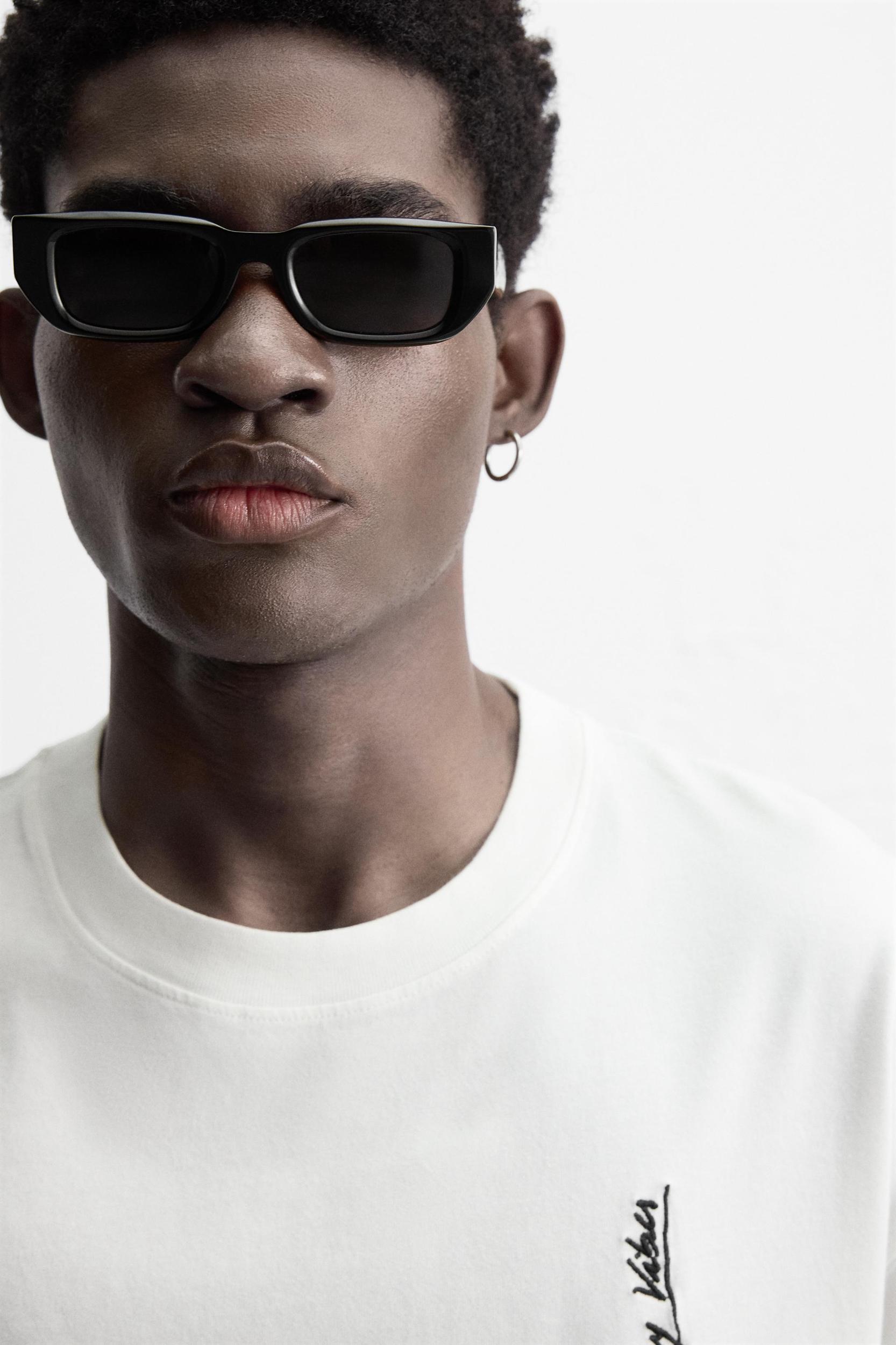 MUSICAL NOTE EMBROIDERED T-SHIRT Product Image