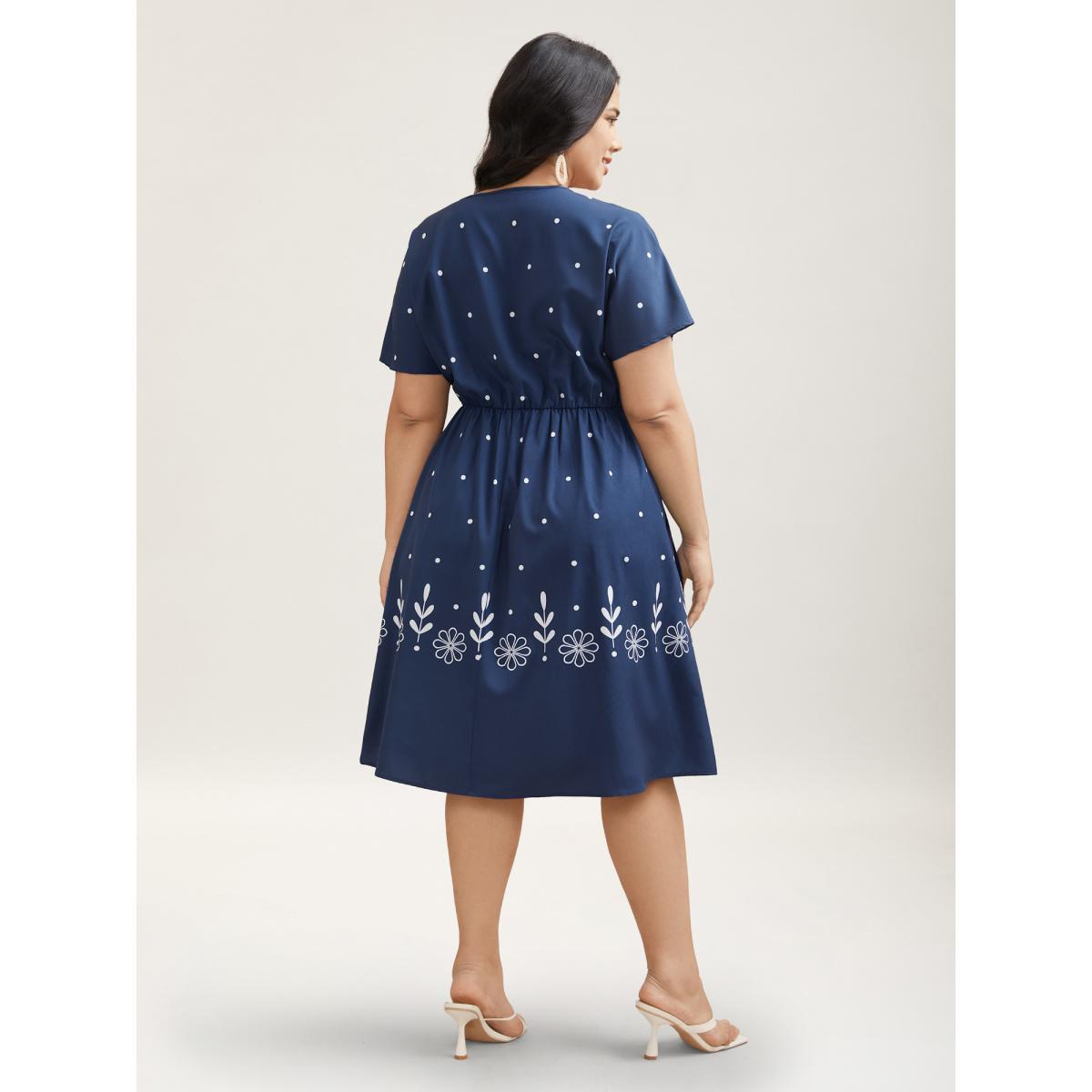 Plus Size Floral Print V-Neck Pockets Midi Dress DarkBlue Women Resort Non V-neck Short sleeve Curvy BloomChic 12/L Product Image