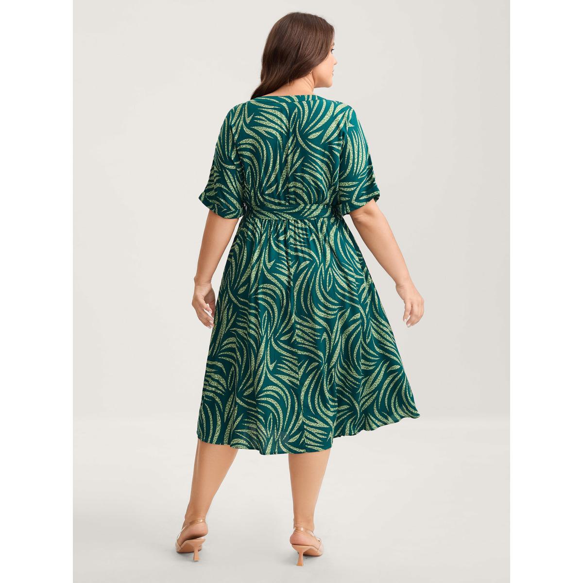 Plus Size Grassy Print Curvy Hem Pockets Midi Dress Teal Women Flat collar with V-notch Short sleeve Curvy BloomChic 28/5X Product Image