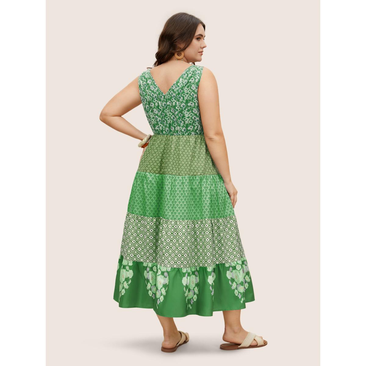 Plus Size Bandana Patchwork Floral Sleeveless Dress Truegreen Women Resort Pleated V-neck Sleeveless Curvy BloomChic 12/L Product Image