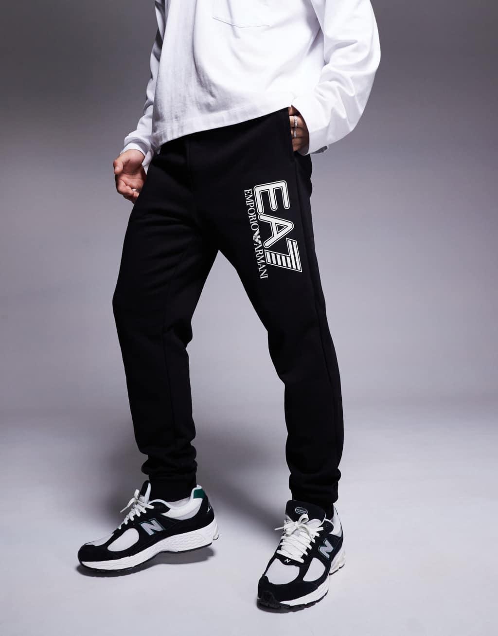 EA7 front logo sweatpants in black Product Image