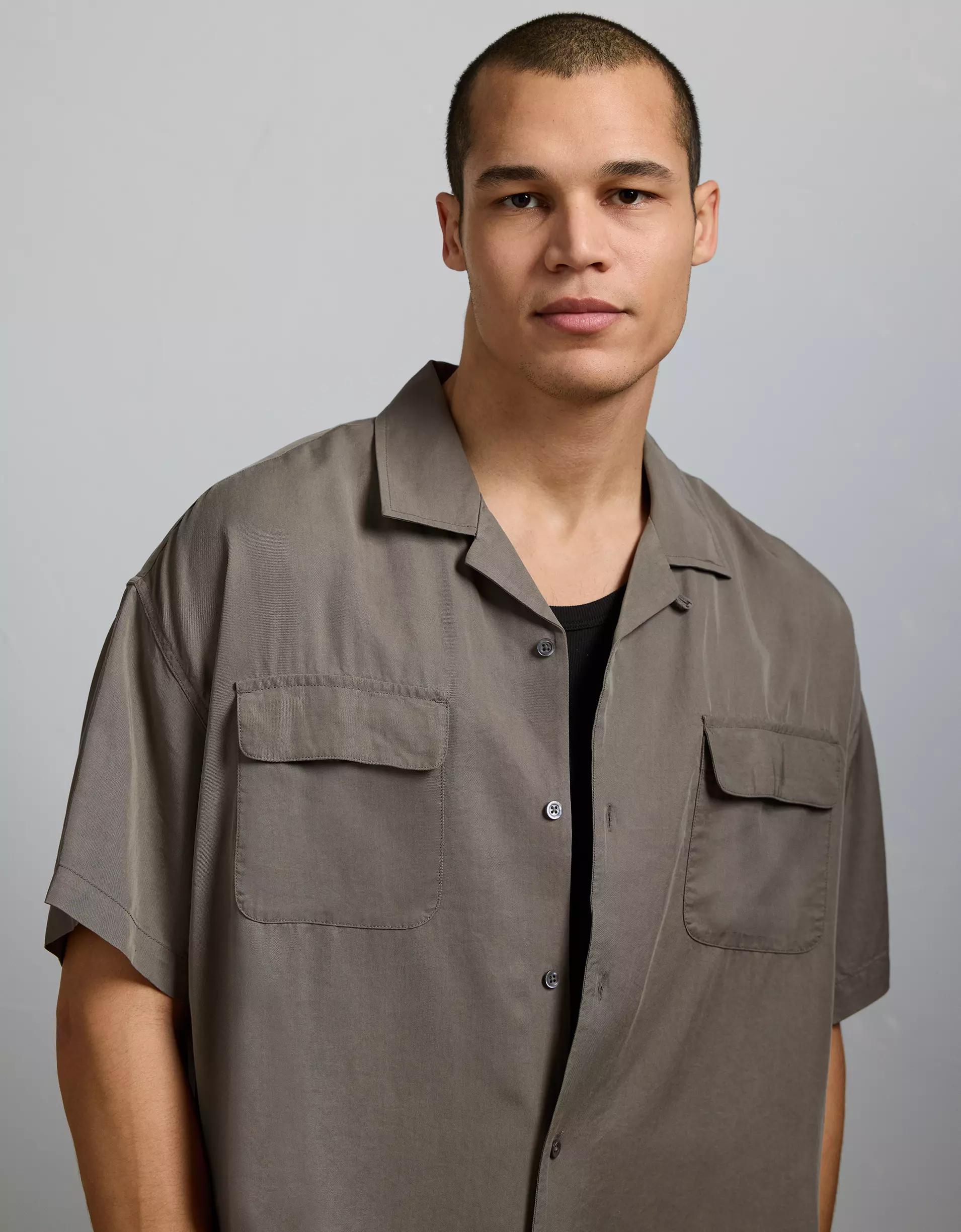 AE77 Premium Relaxed Short-Sleeve Button-Up Shirt Product Image