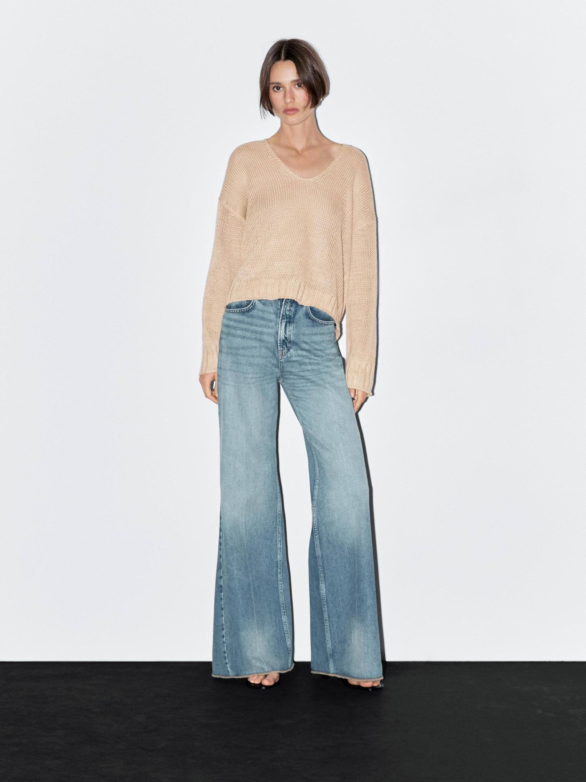 Linen V-neck knit sweater Product Image