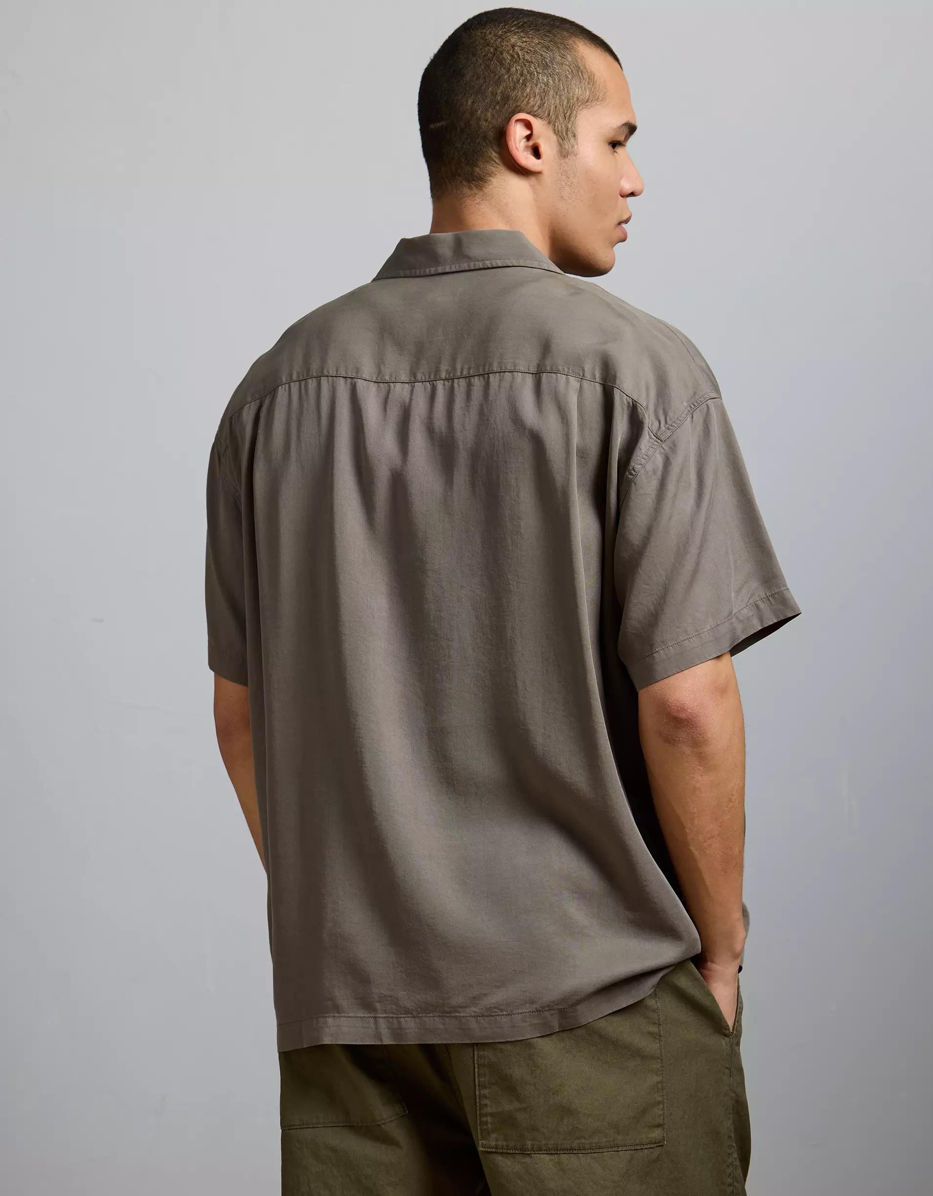 AE77 Premium Relaxed Short-Sleeve Button-Up Shirt Product Image