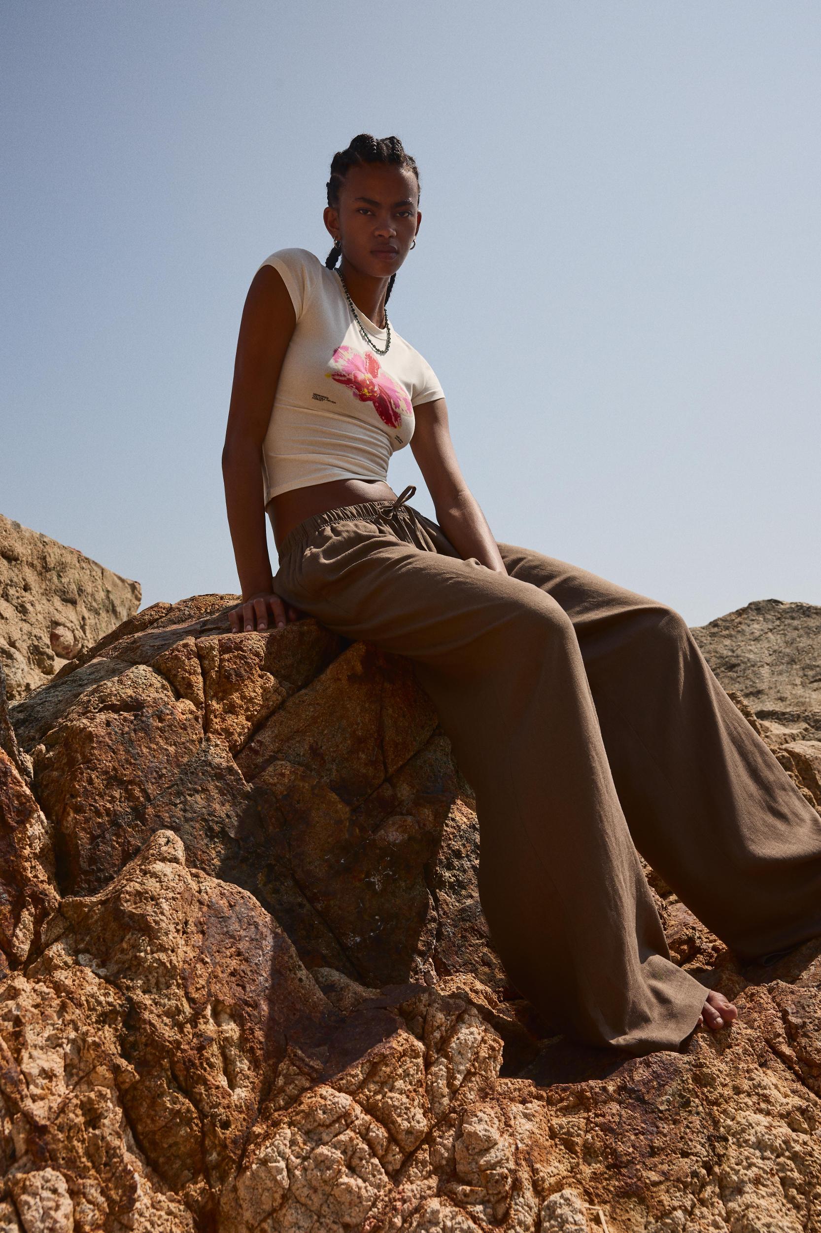 Linen blend pants with an elastic waistband Product Image