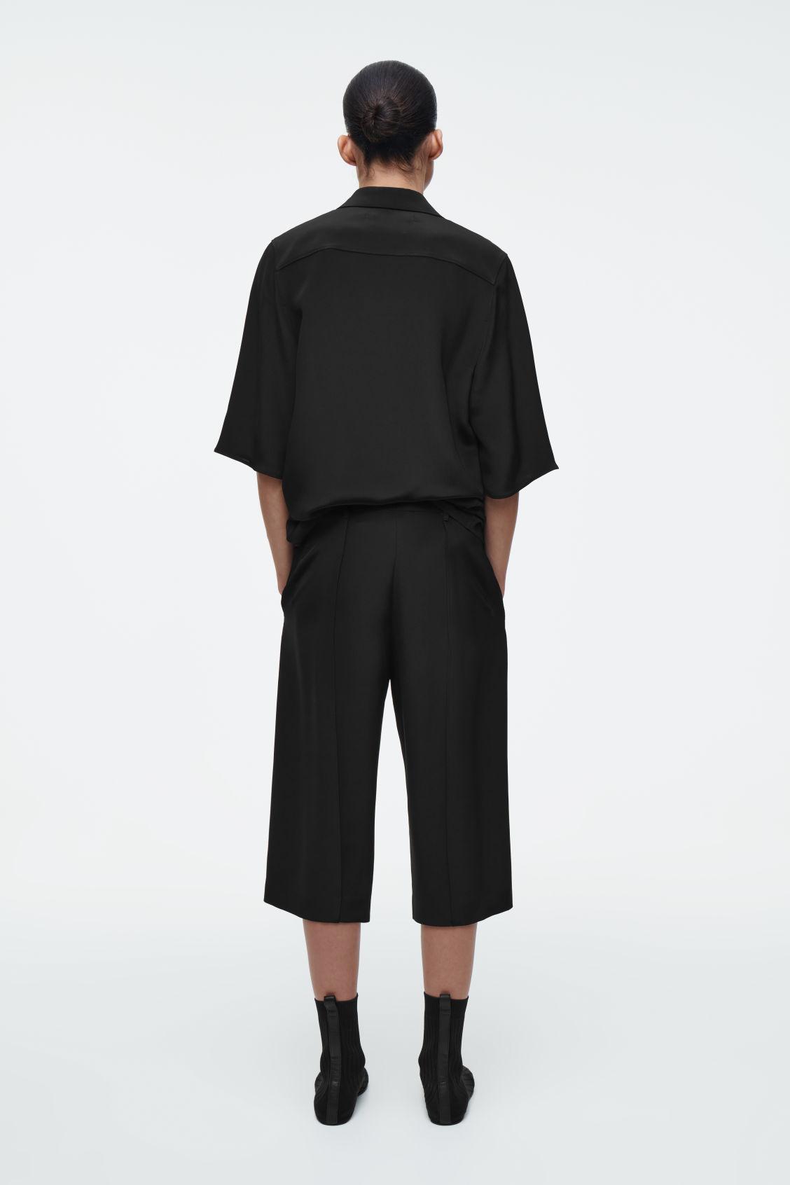 TAILORED SILK SHORTS Product Image