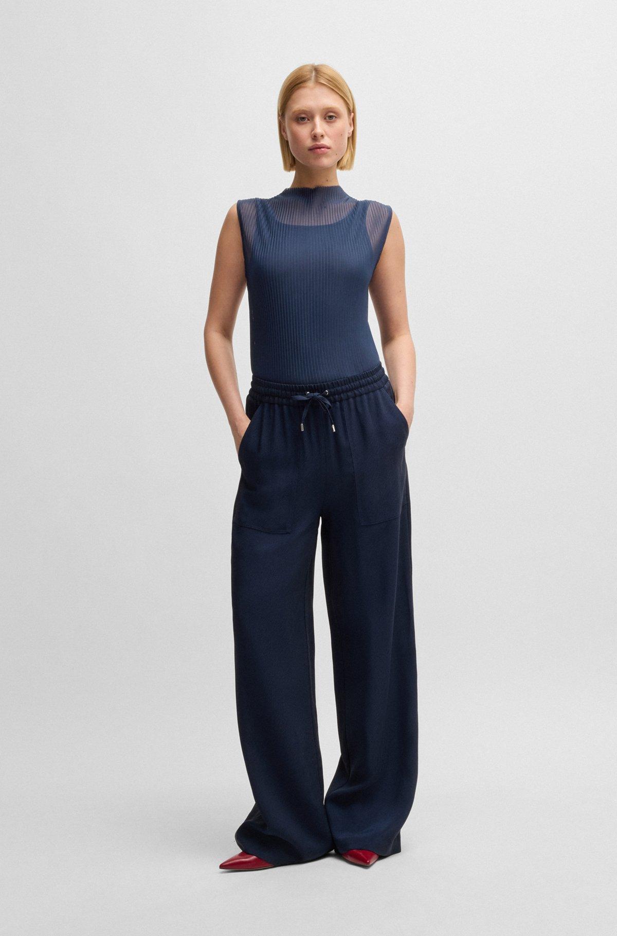 Sleeveless plissé-pleated top Product Image