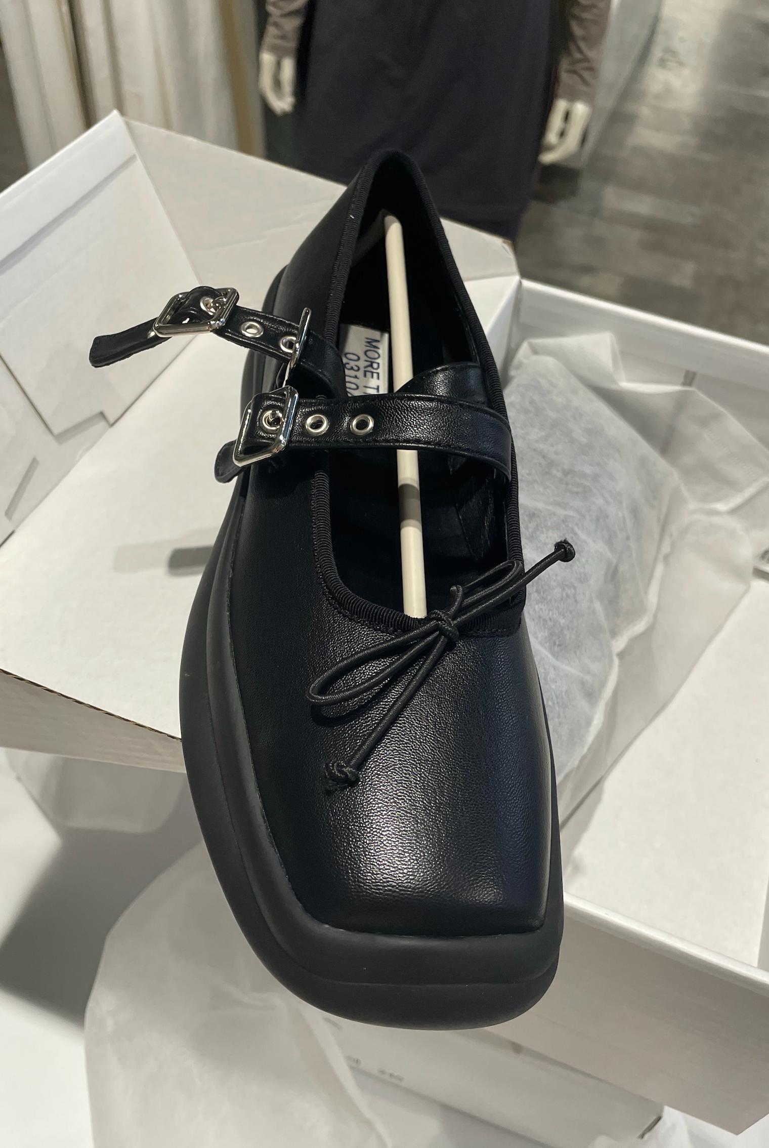 Phapos Flat in Black Product Image