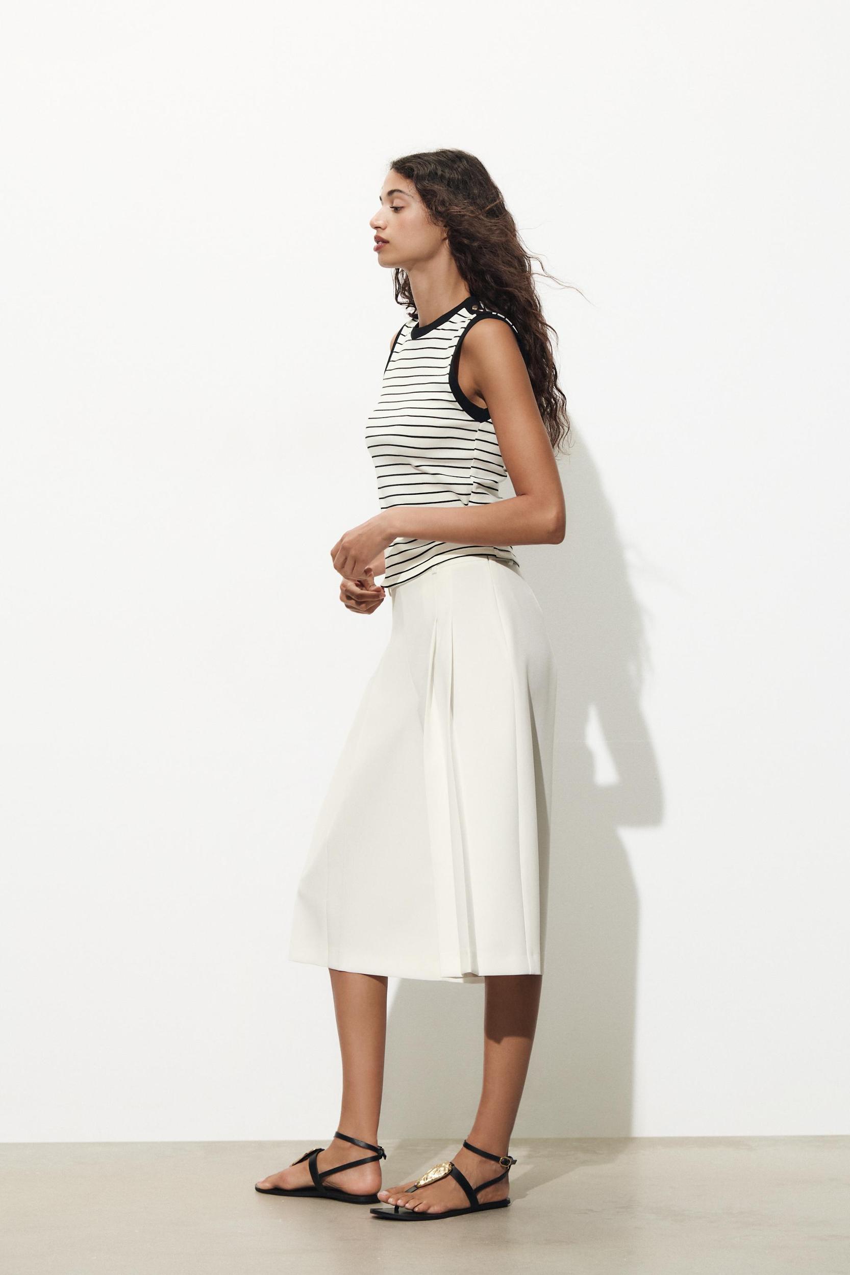 STRIPED BUTTON T-SHIRT Product Image