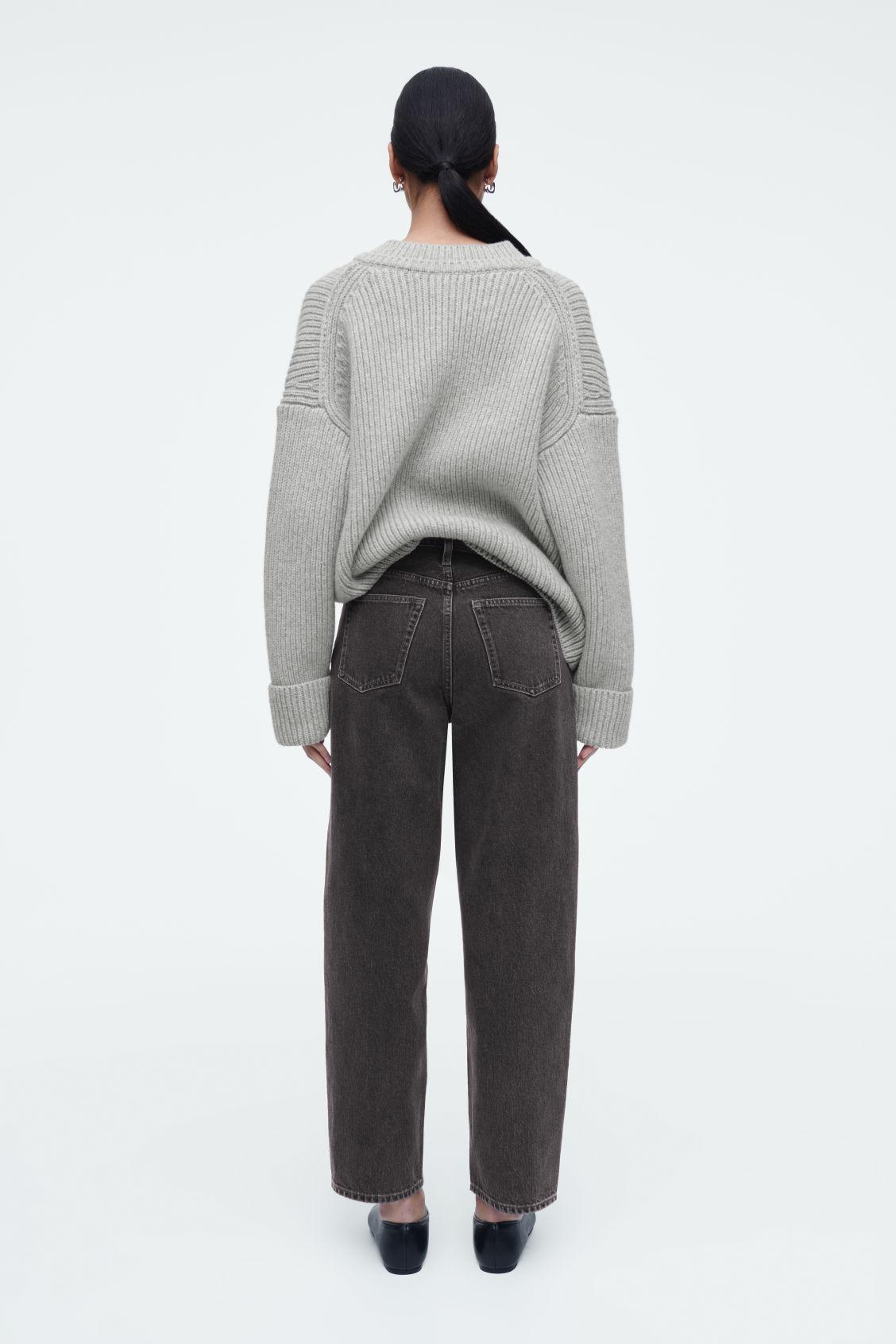 ARCH TAPERED JEANS Product Image