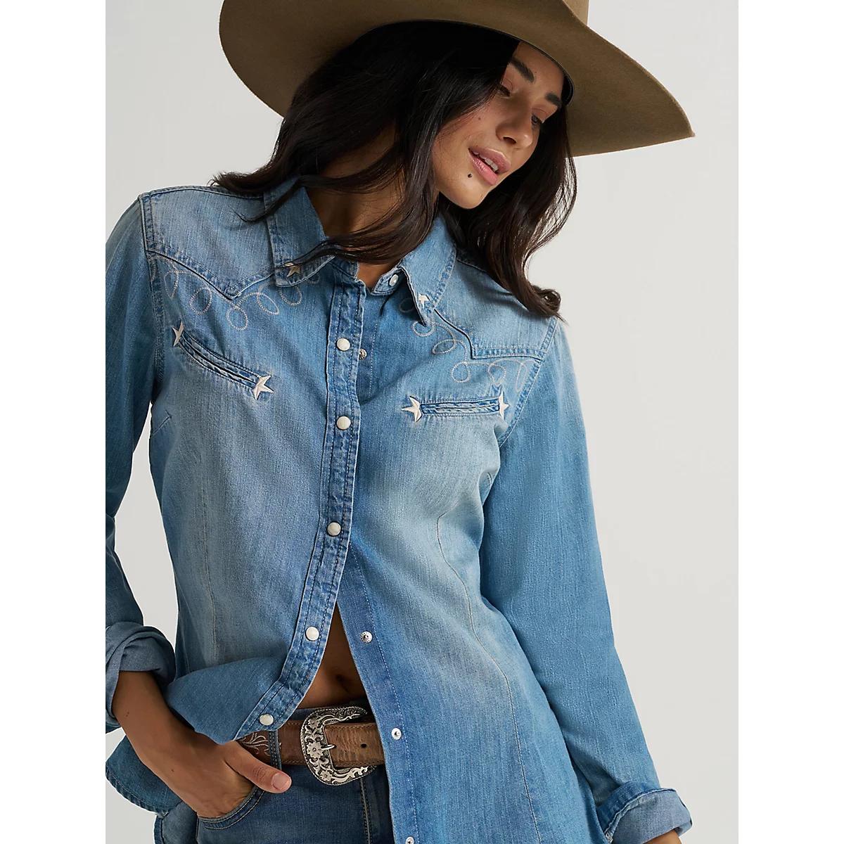 Women's Lasso Embroidered Cowboy Snap Shirt in Light Wash Product Image