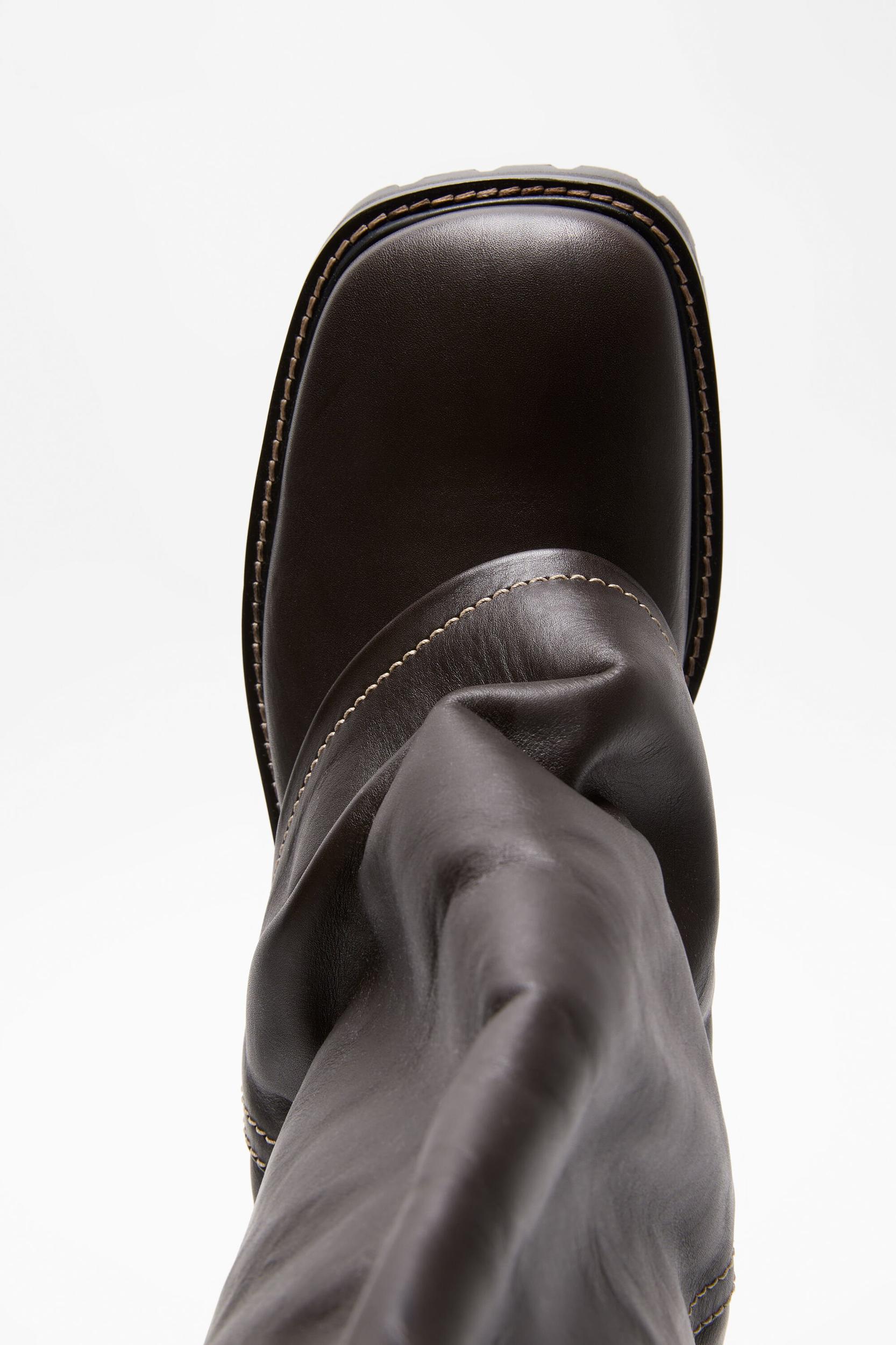 Leather boots Product Image