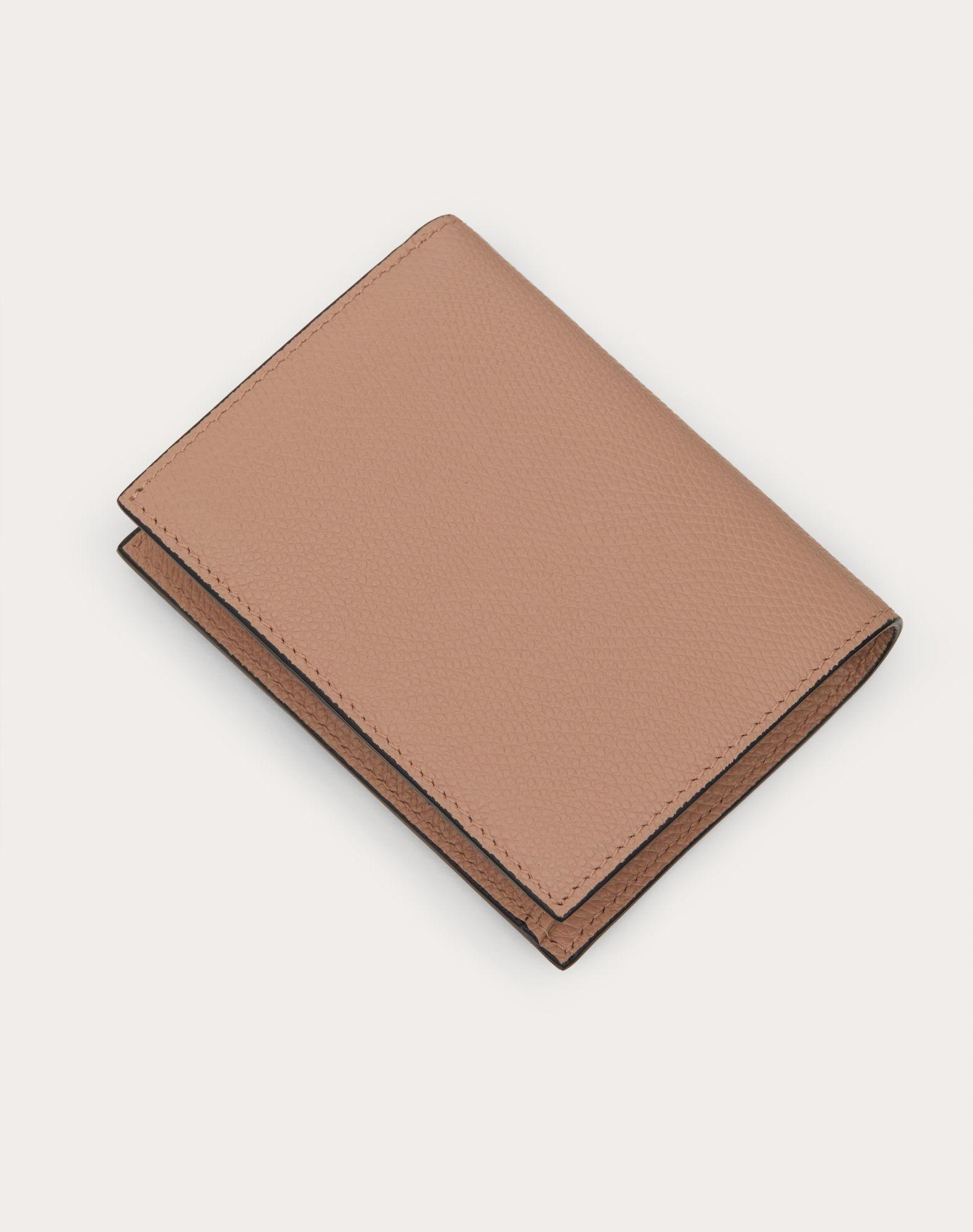COMPACT VLOGO SIGNATURE GRAINY CALFSKIN WALLET Product Image