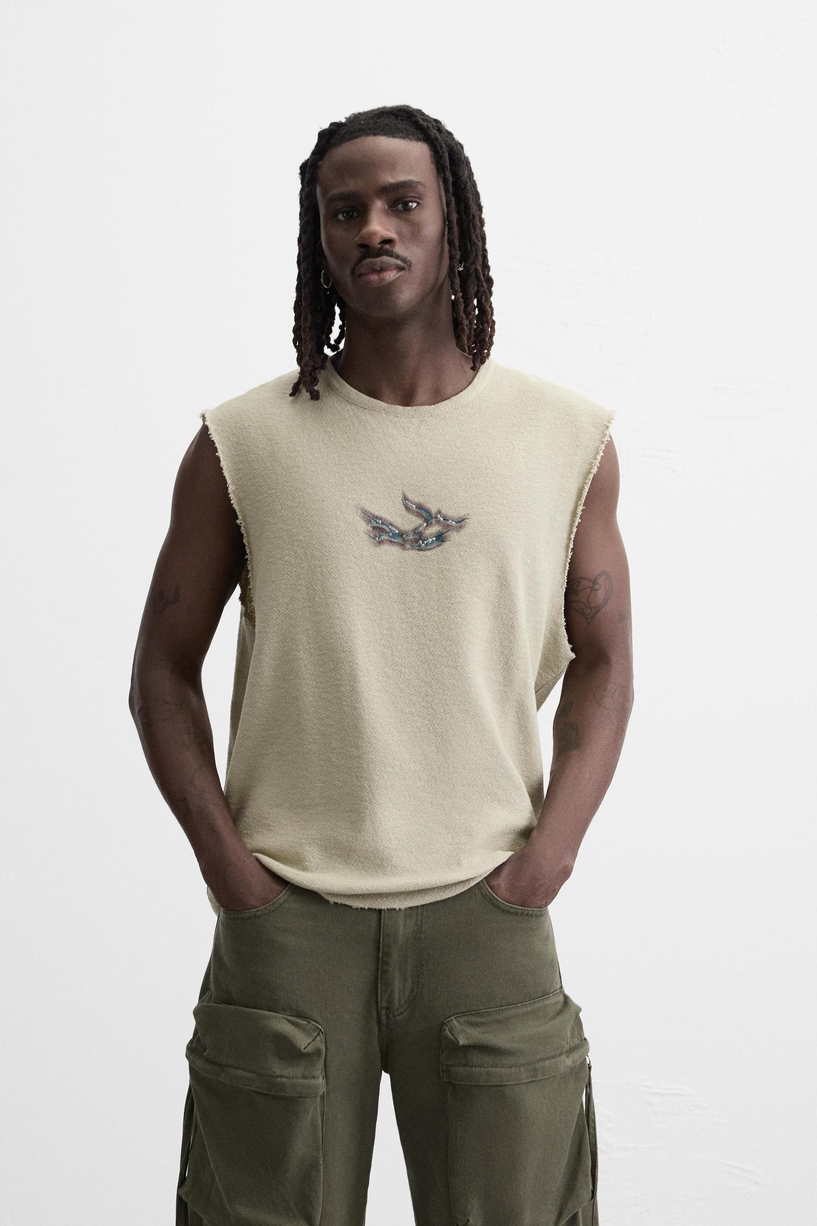 TEXTURED PRINT KNIT T-SHIRT Product Image