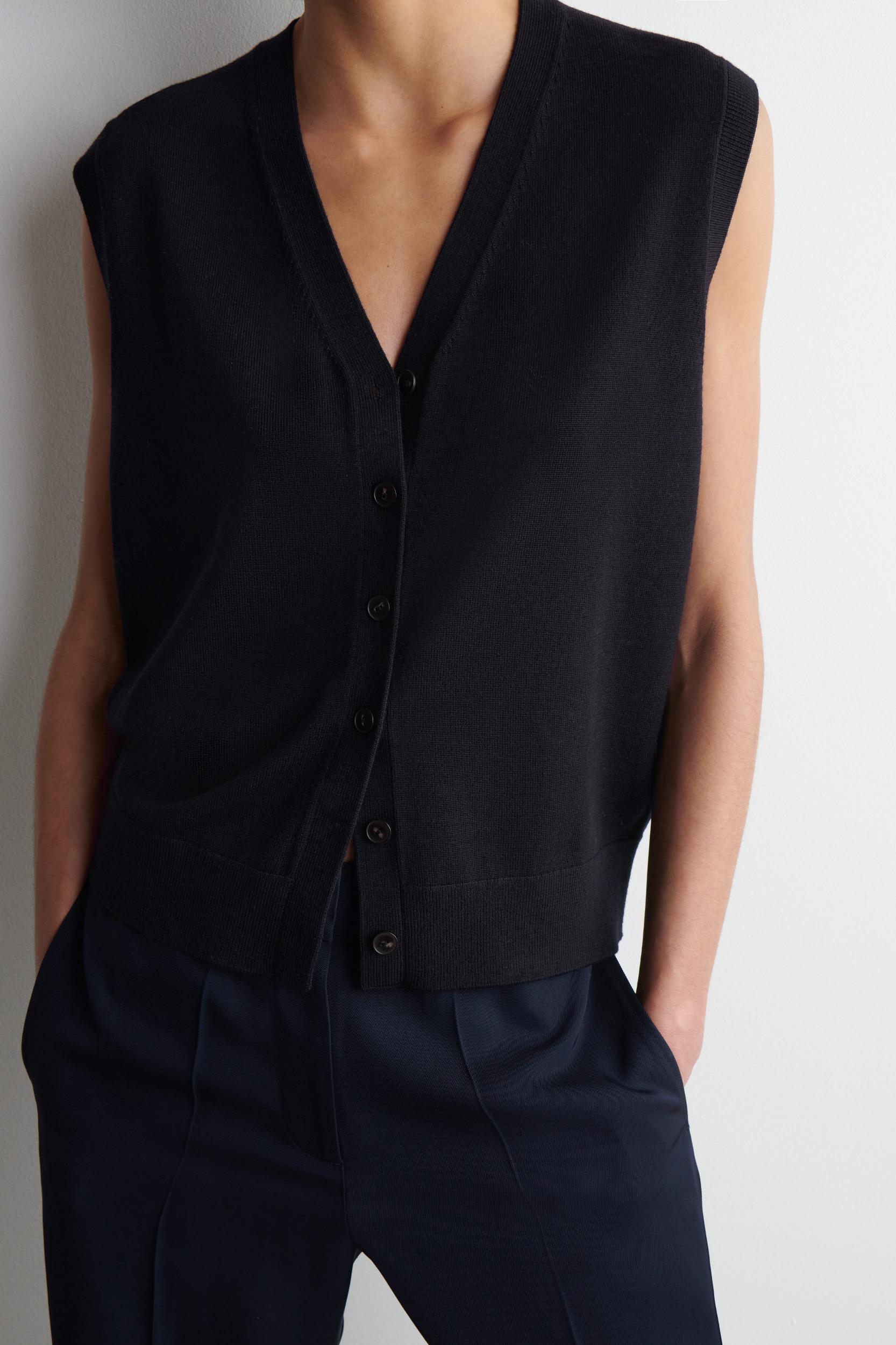 VNECK MERINO WOOL WAISTCOAT Product Image