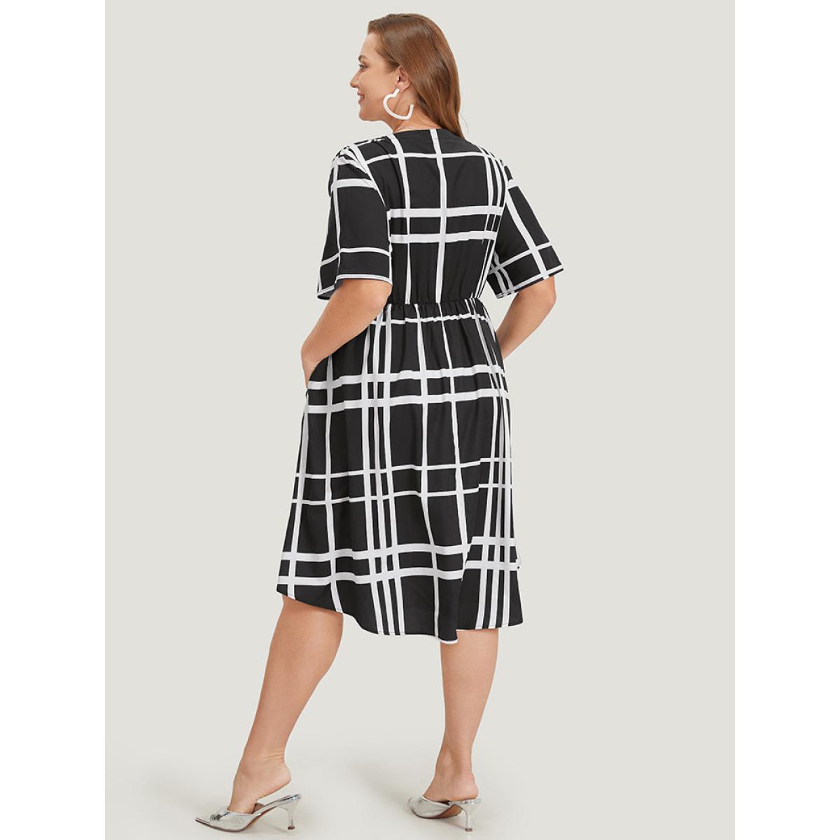 Plus Size Plaid Knot Front Pocket Arc Hem Zipper Dress Black Women Office Arc Hem V-neck Short sleeve Curvy Midi Dress BloomChic 26/4X Product Image