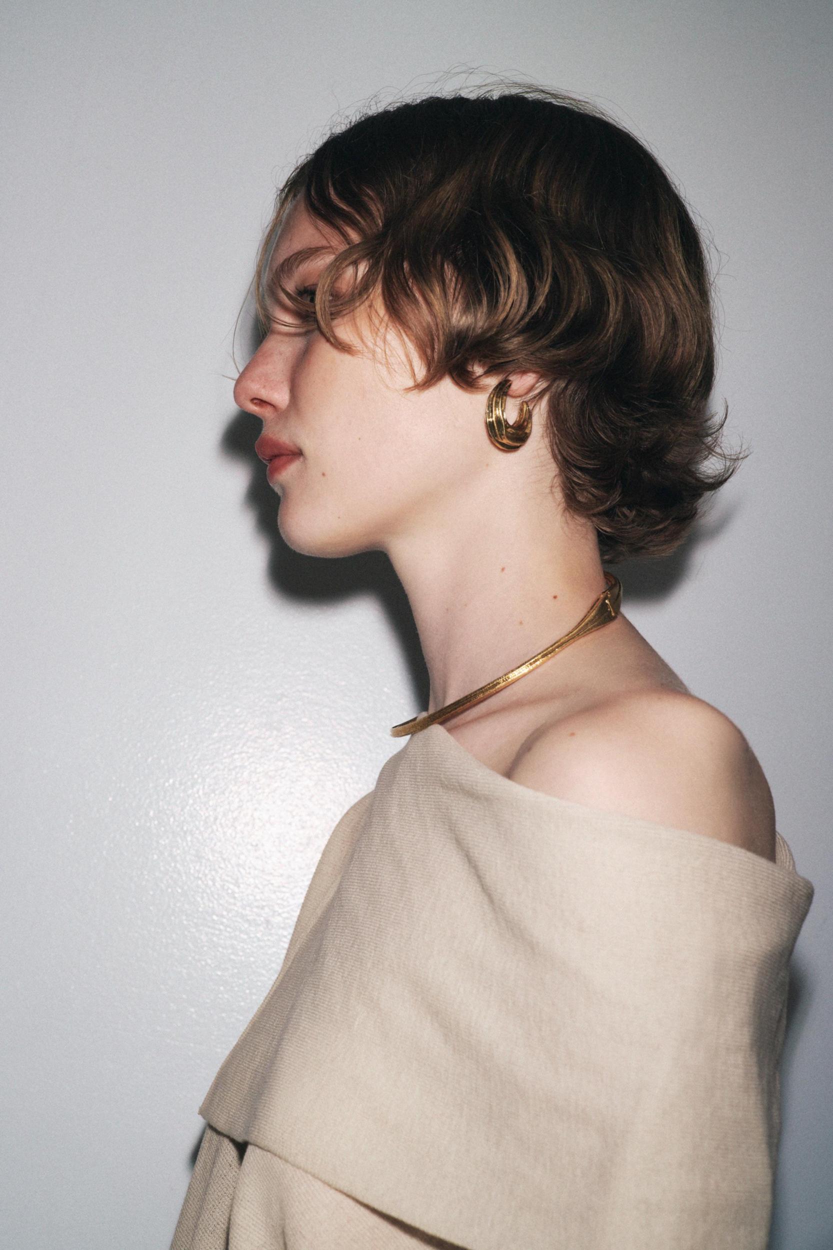 TEXTURED MEDIUM HOOP EARRINGS Product Image