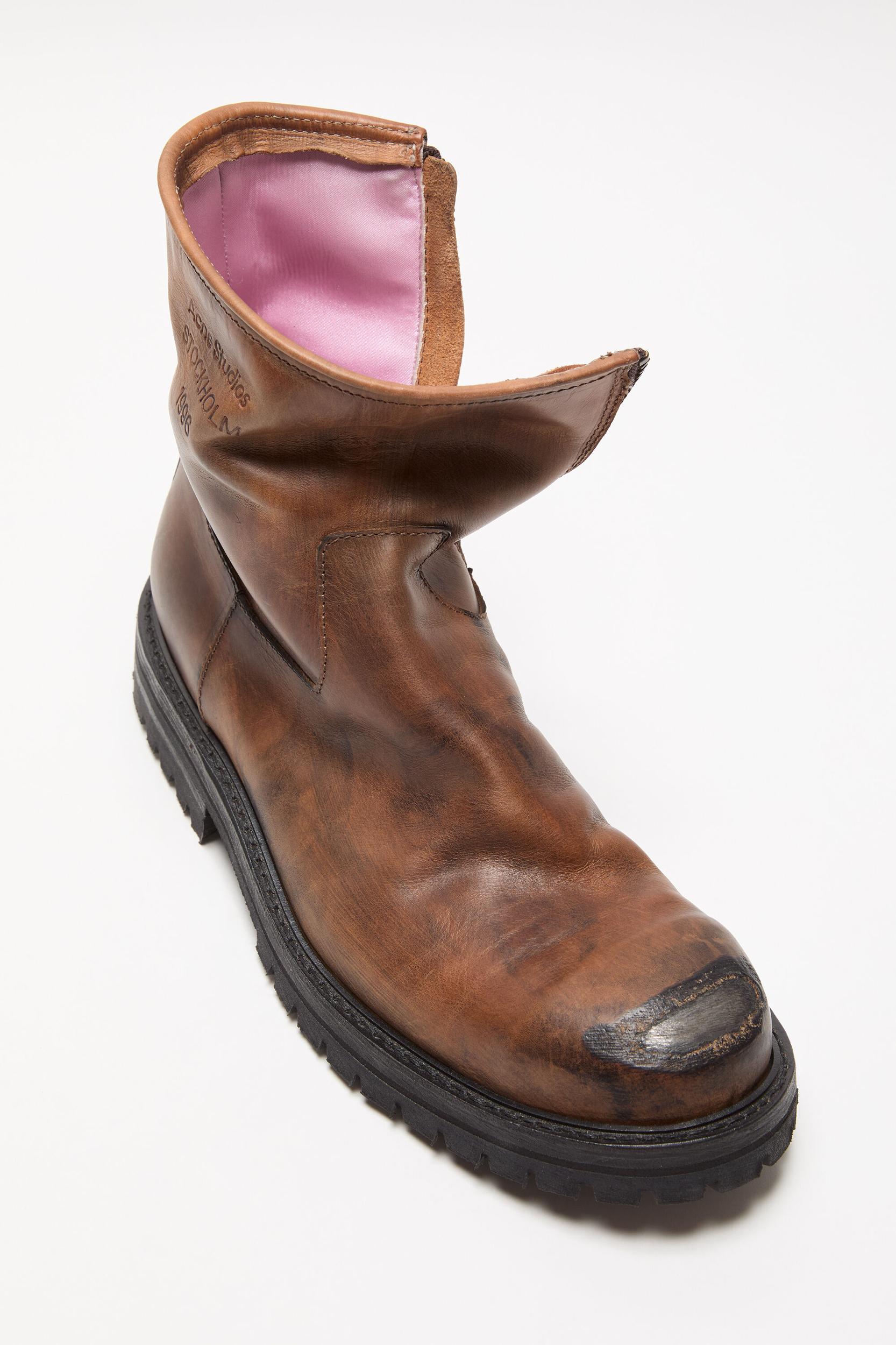 Leather boots Product Image