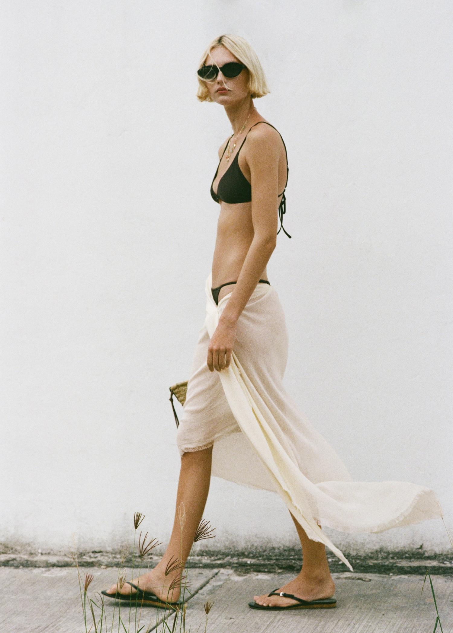 Linen-blend scarf with frayed ends - Women | MANGO USA Product Image