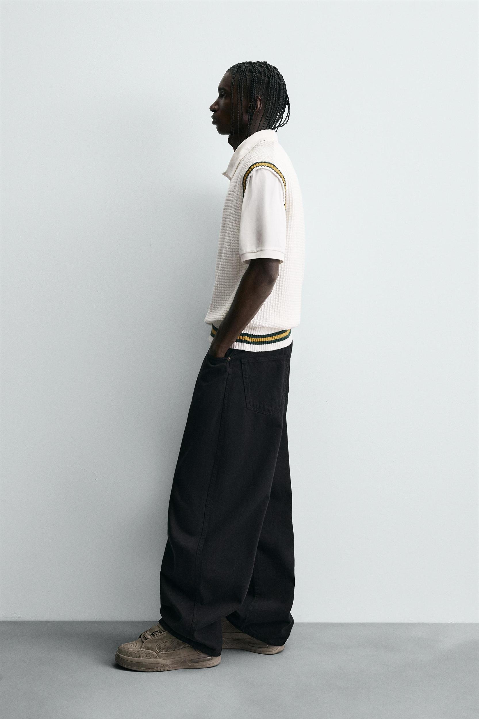 CONTRAST STRIPE KNIT VEST Product Image