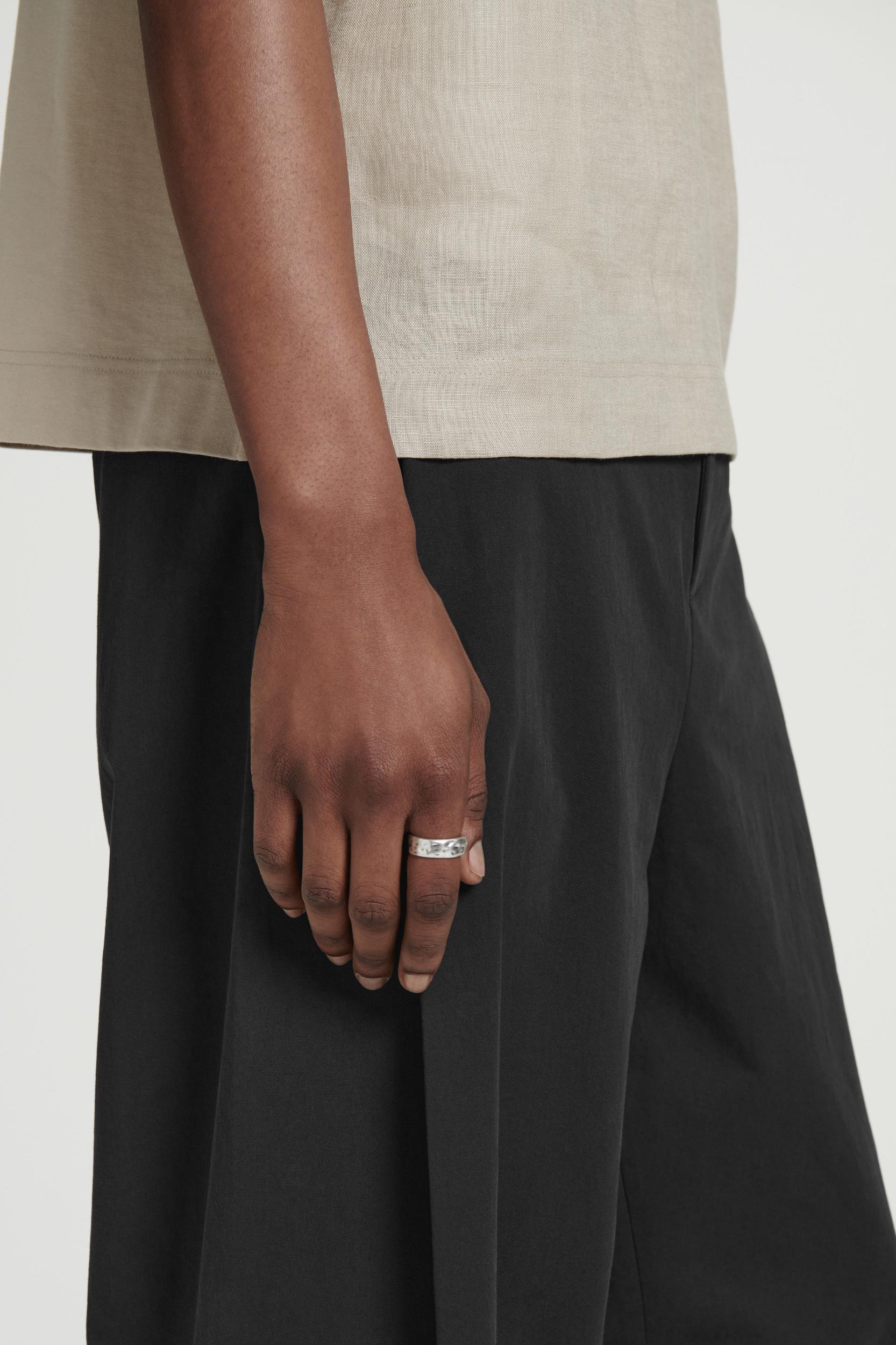 HAMMERED CHUNKY RING Product Image