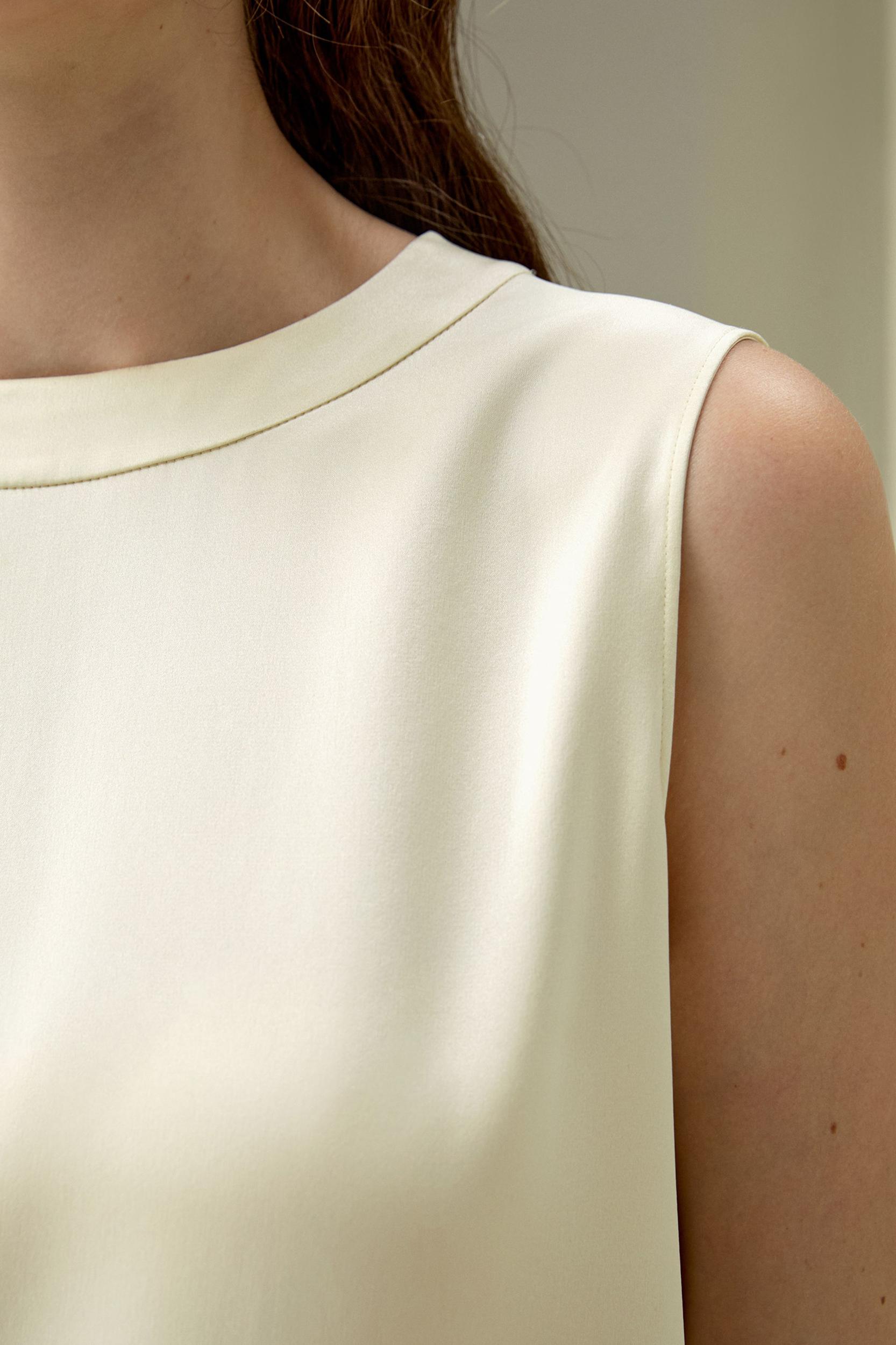 Sleeveless round neck silk top Product Image