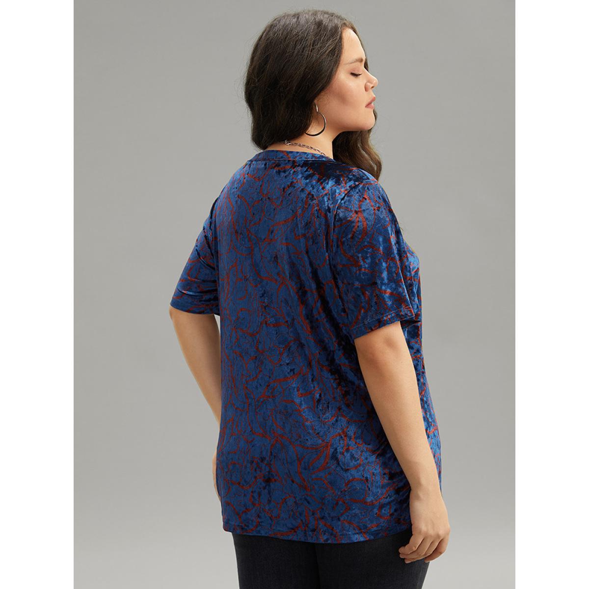 Plus Size Silhouette Floral Print Crew Neck T-shirt Aegean Women Elegant Printed Floral Round Neck Dailywear T-shirts BloomChic 28/5X Product Image