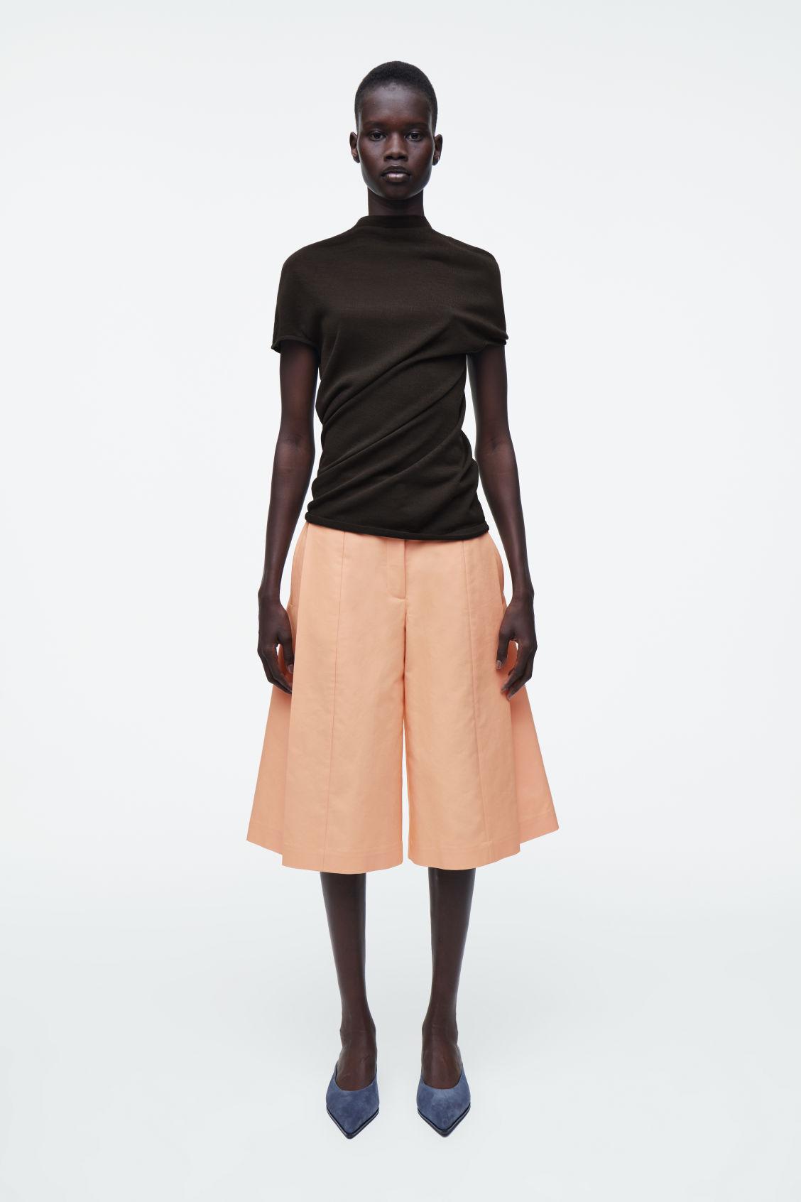 TAILORED WIDE-LEG SHORTS Product Image