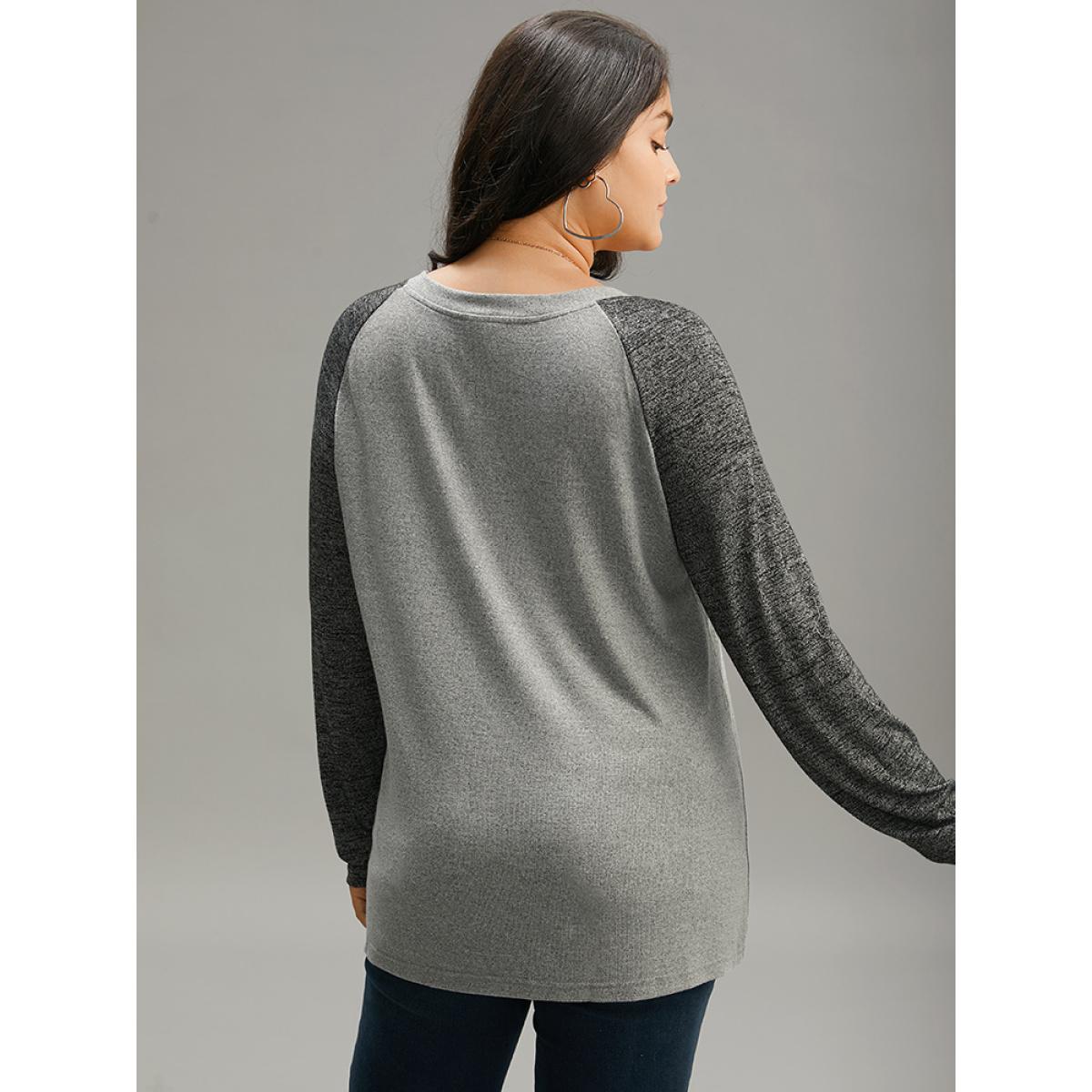 Plus Size Contrast Button Detail Raglan Sleeve T-shirt Gray Women Casual Contrast Plain V-neck Dailywear T-shirts BloomChic 30/6X Product Image