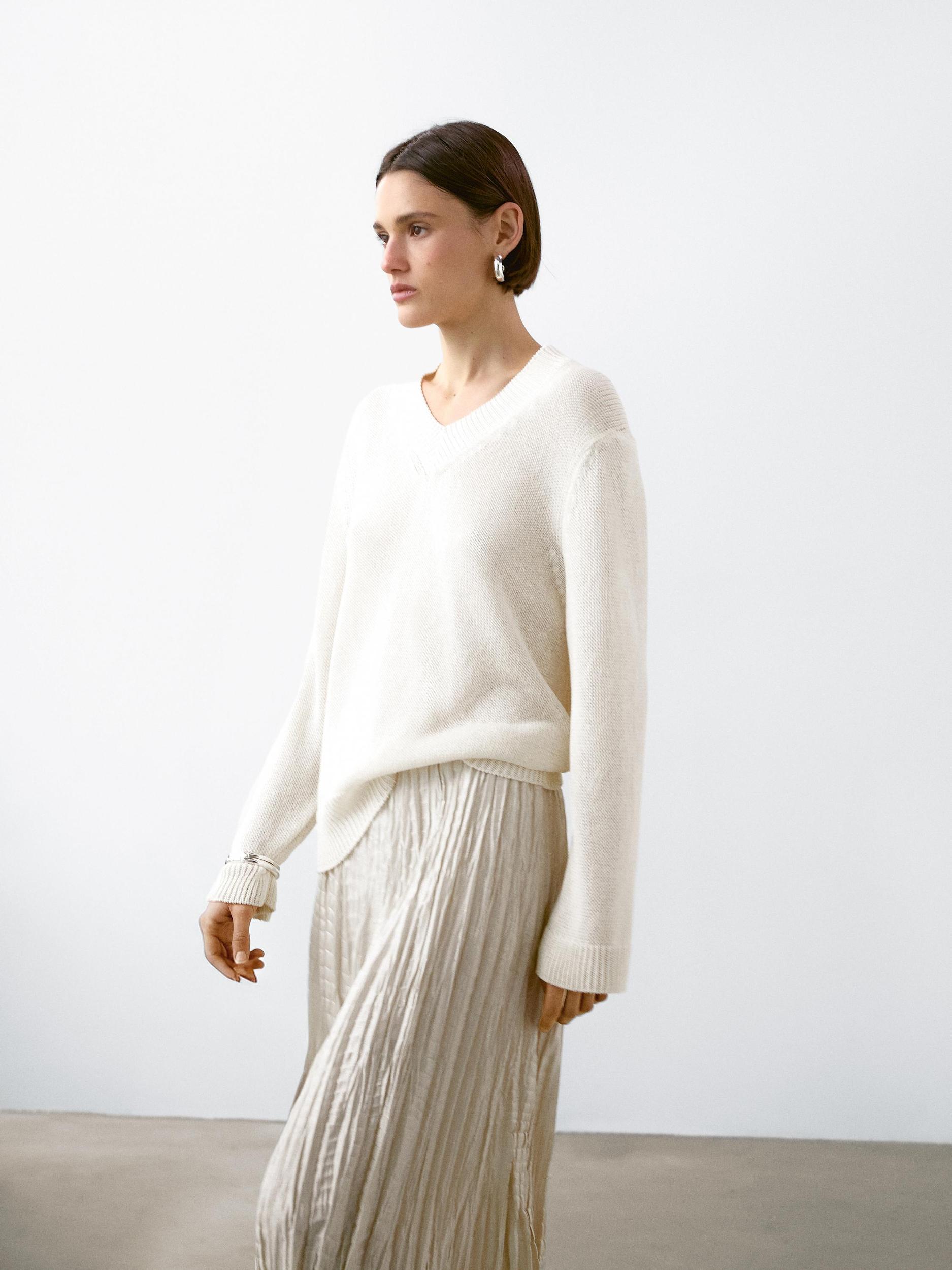 Cotton blend V-neck sweater Product Image