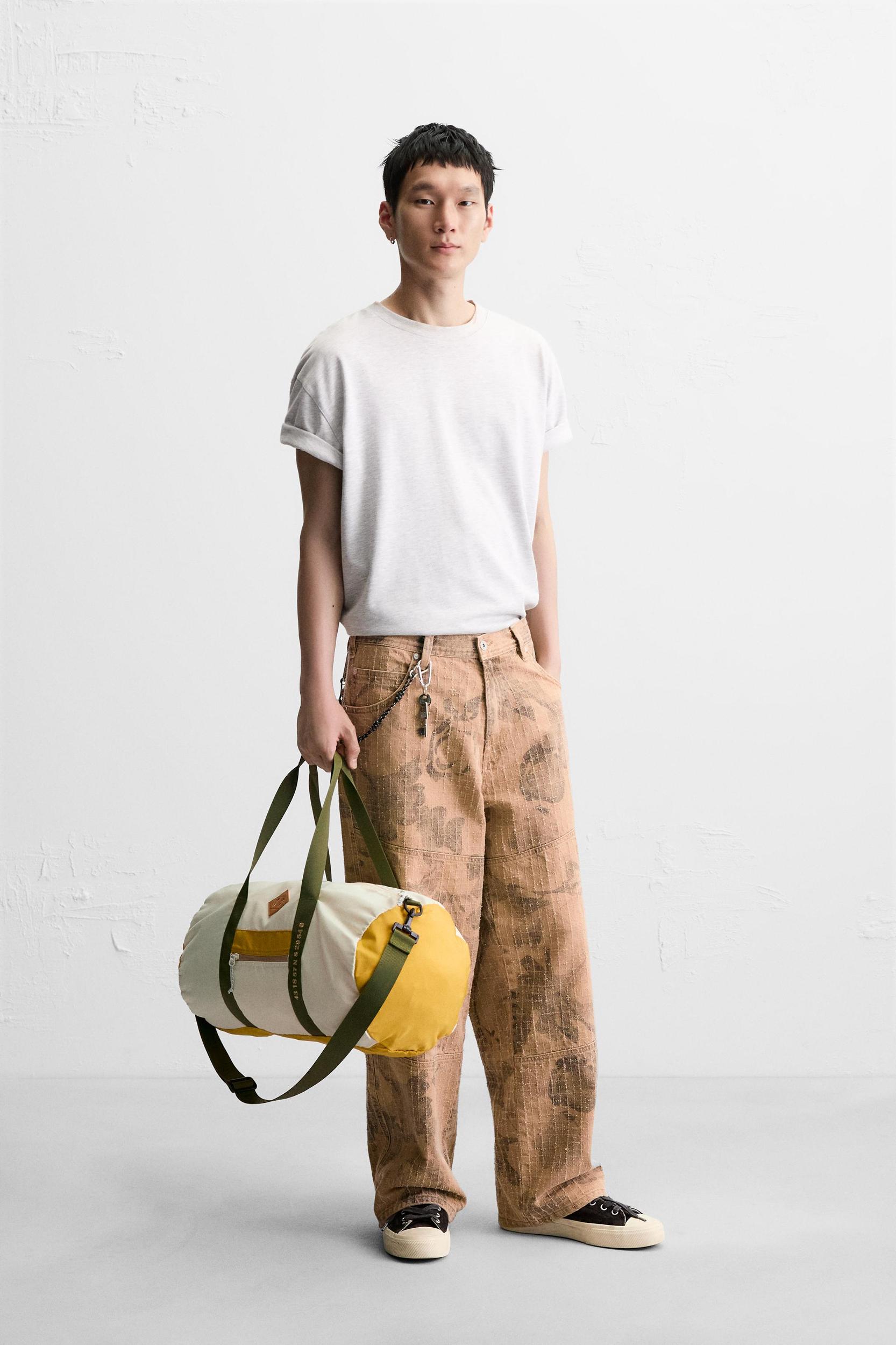 CONTRAST TRAVEL BAG Product Image