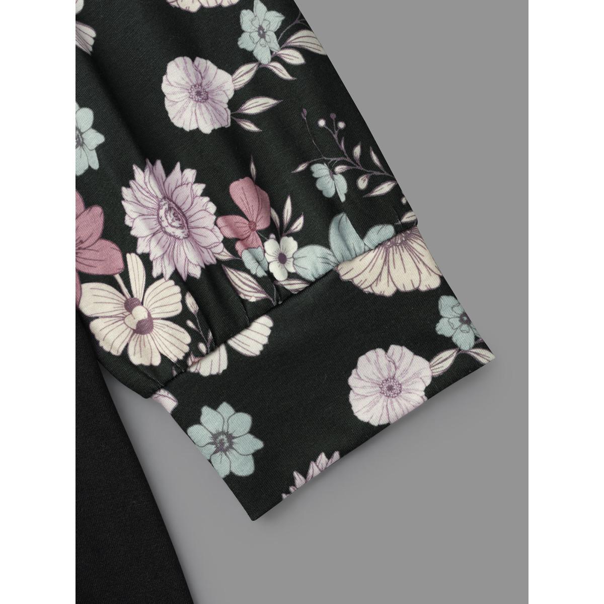 Plus Size Floral Raglan Sleeve Contrast Fabric T-Shirt Black Women Casual Contrast Natural Flowers Round Neck Everyday T-shirts BloomChic 28/5X Product Image