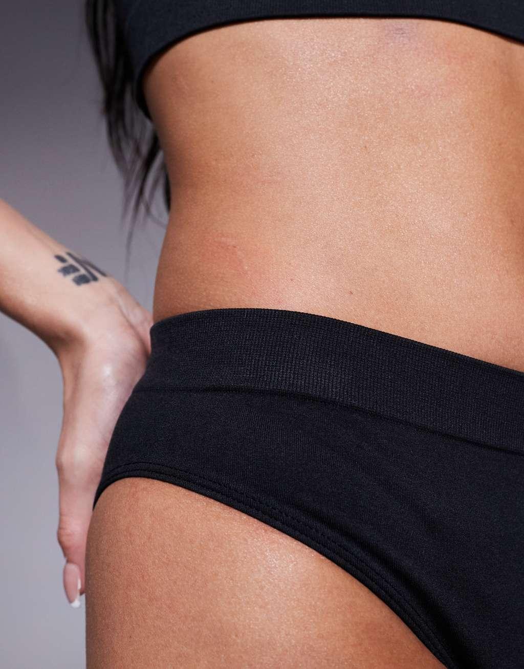 4505 Intimate seamless active mid rise briefs in black  Product Image