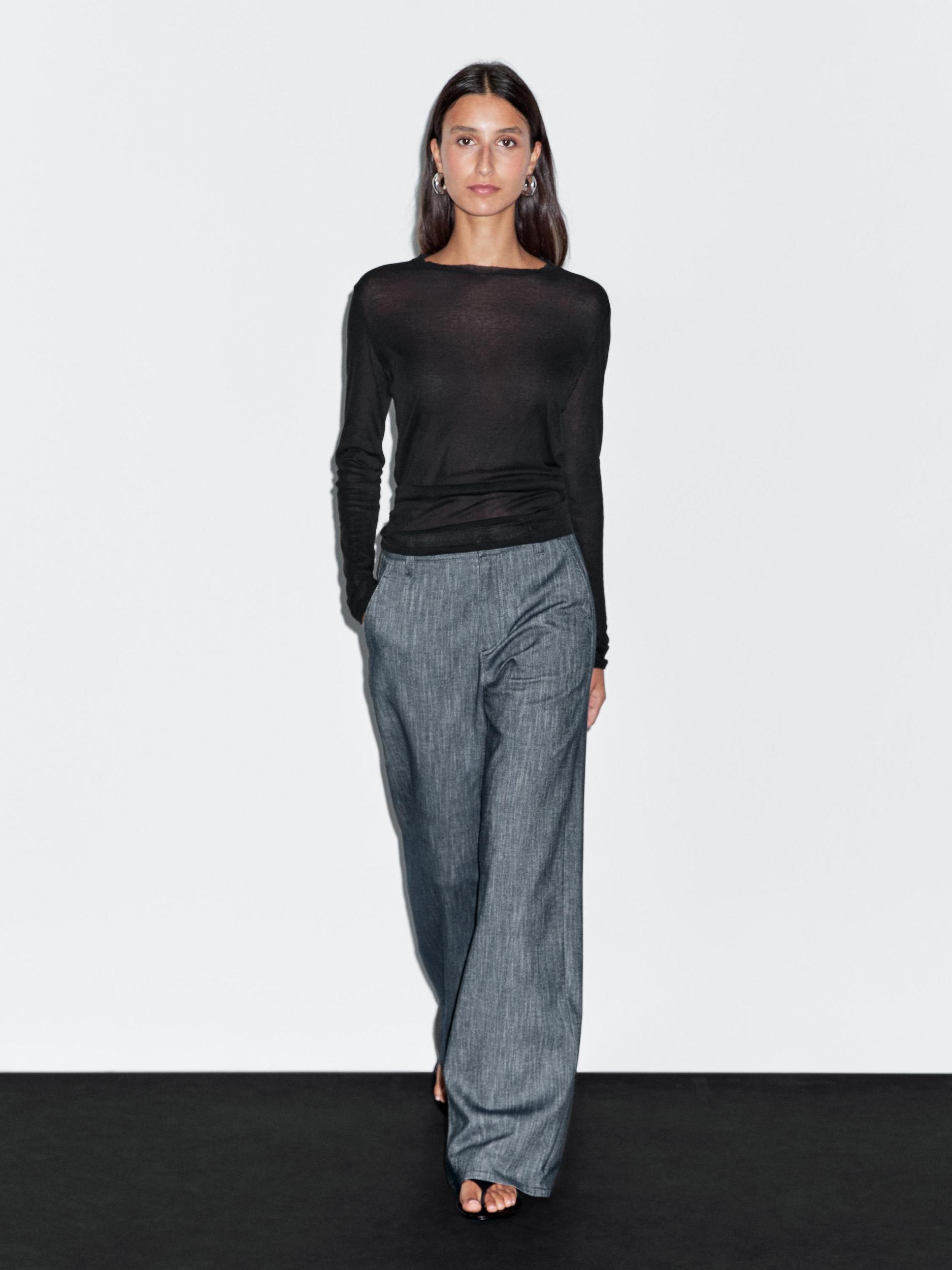 100% cotton T-shirt with neckline detail Product Image