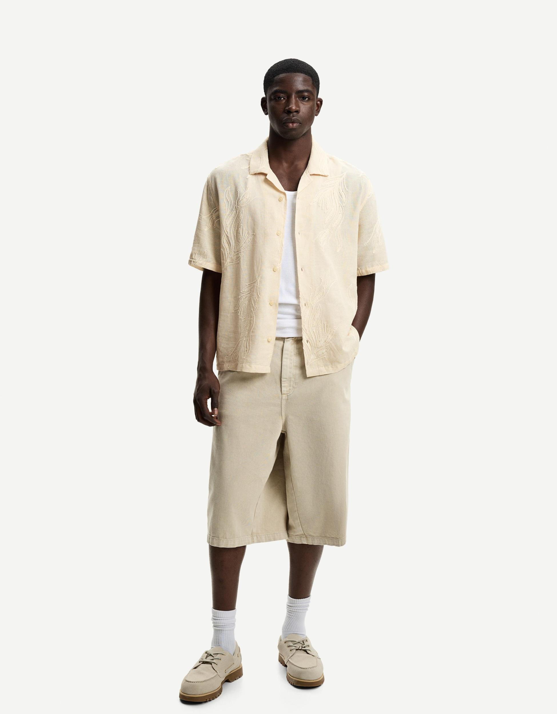 Rustic short sleeve shirt with embroidery Product Image