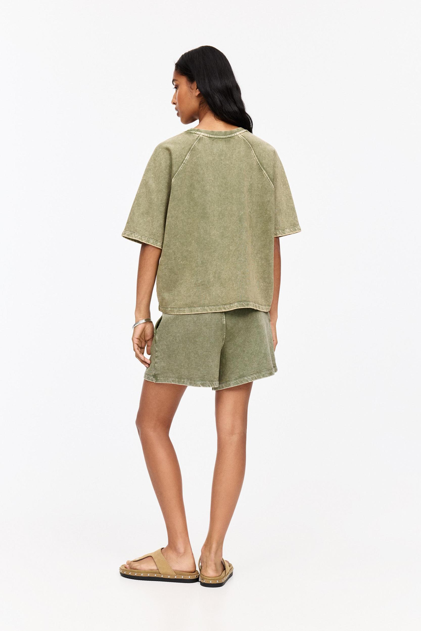 Short raglan sleeve sweatshirt Product Image