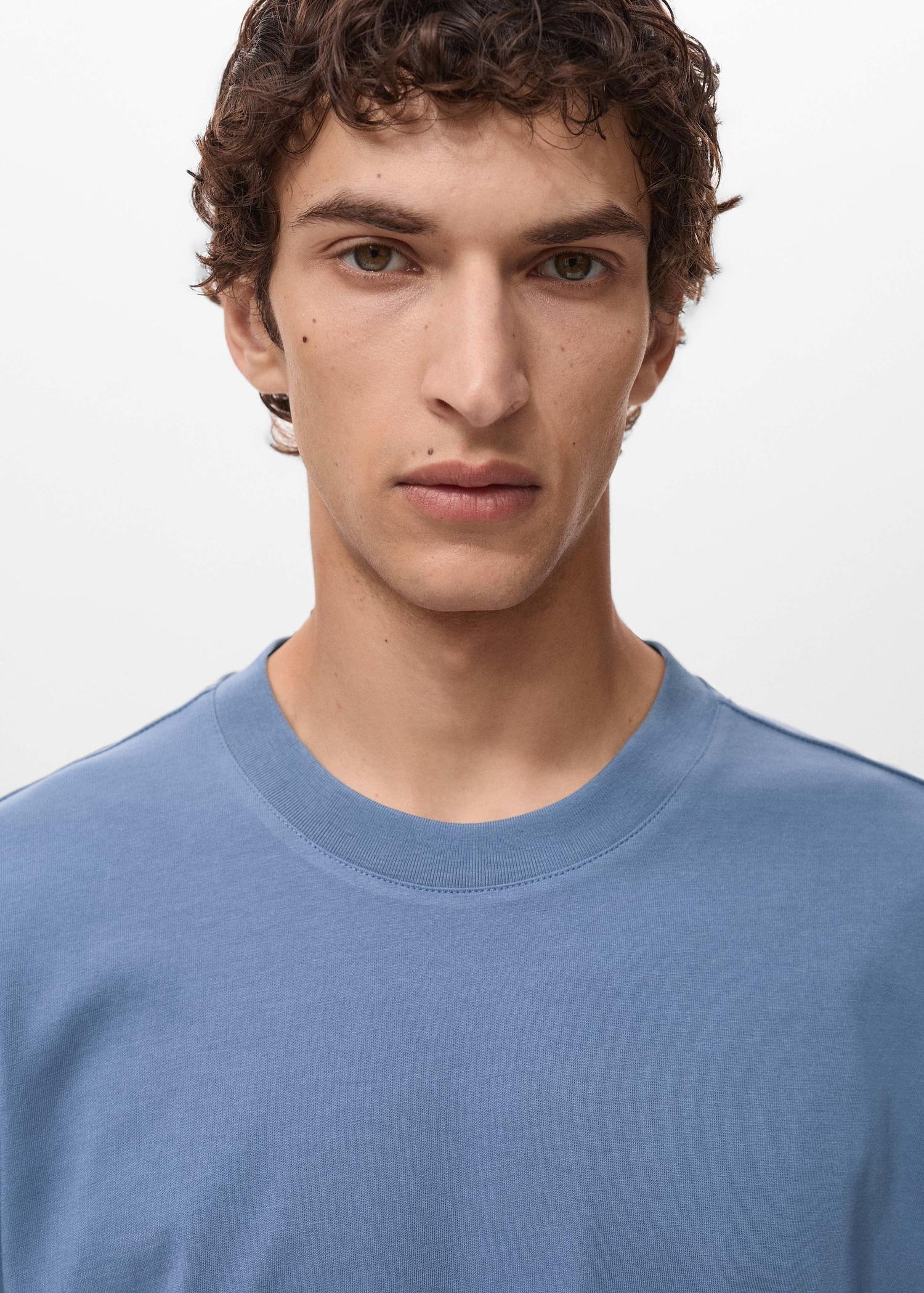 T-shirt with printed patch - Men | MANGO USA Product Image