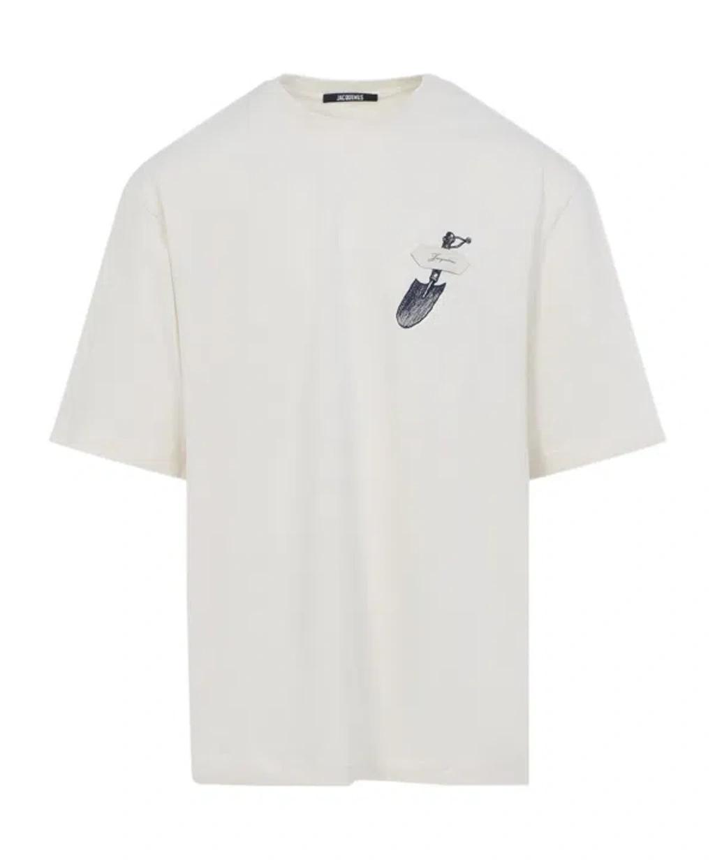 JACQUEMUS Graphic Print Crew Neck Short Sleeve T-shirt In White Product Image