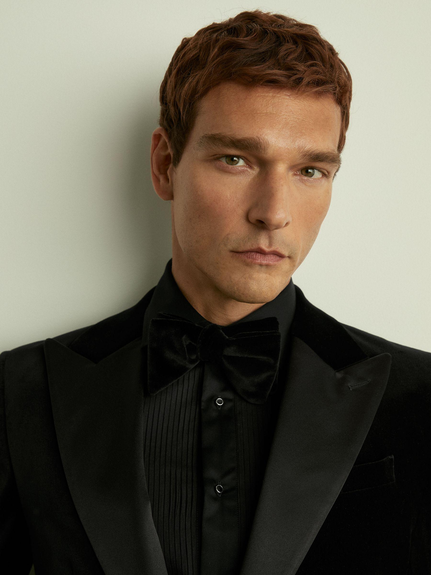 Velvet Bow Tie in Black Product Image