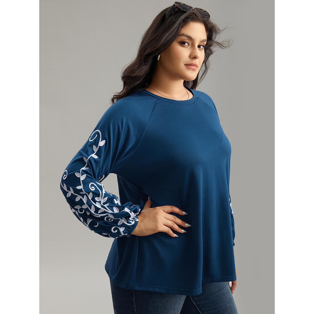 Plus Size Floral Embroidered Contrast Raglan Sleeve T-shirt DarkBlue Women Elegant Elastic cuffs Silhouette Floral Print Round Neck Dailywear T-shirts BloomChic 28/5X Product Image