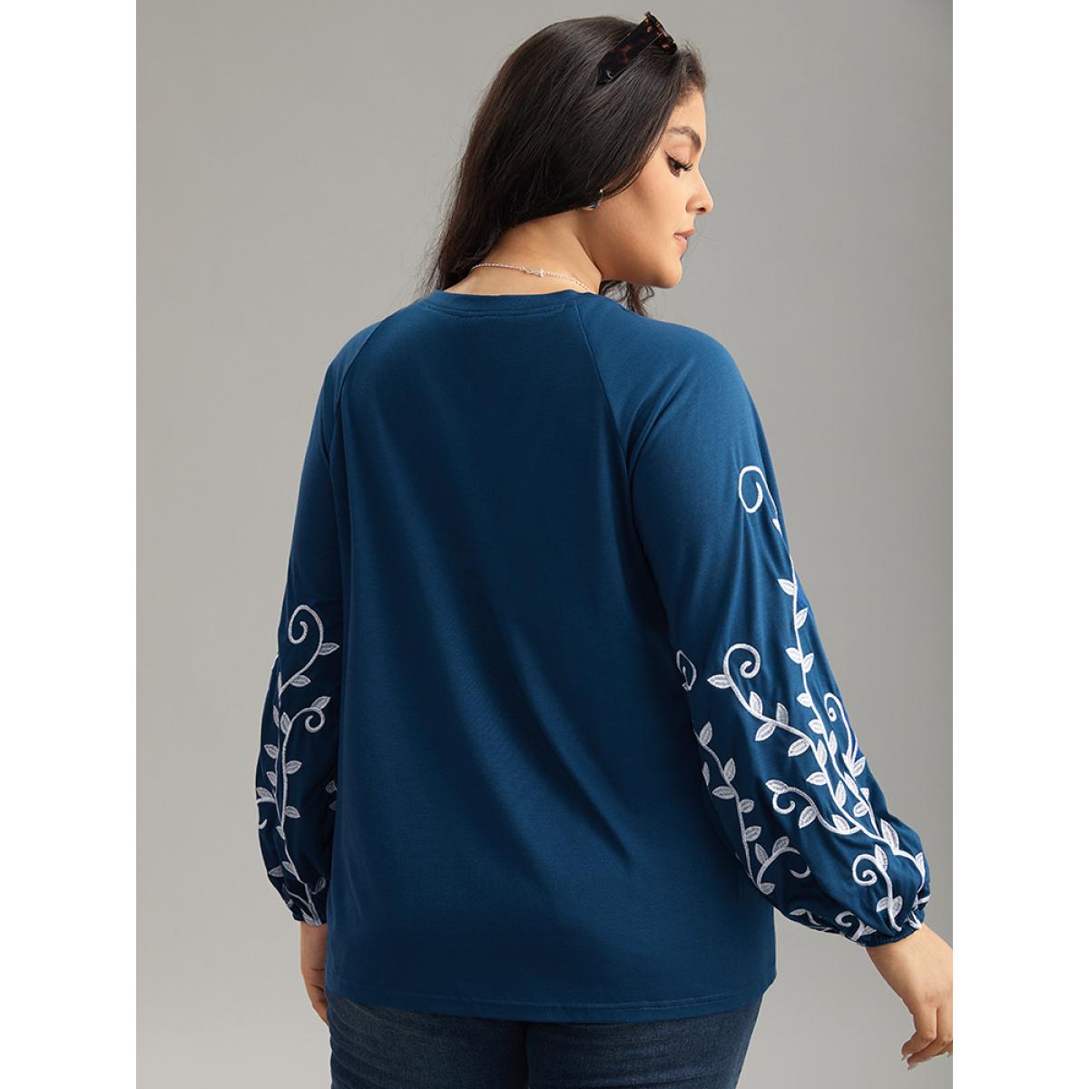 Plus Size Floral Embroidered Contrast Raglan Sleeve T-shirt DarkBlue Women Elegant Elastic cuffs Silhouette Floral Print Round Neck Dailywear T-shirts BloomChic 28/5X Product Image