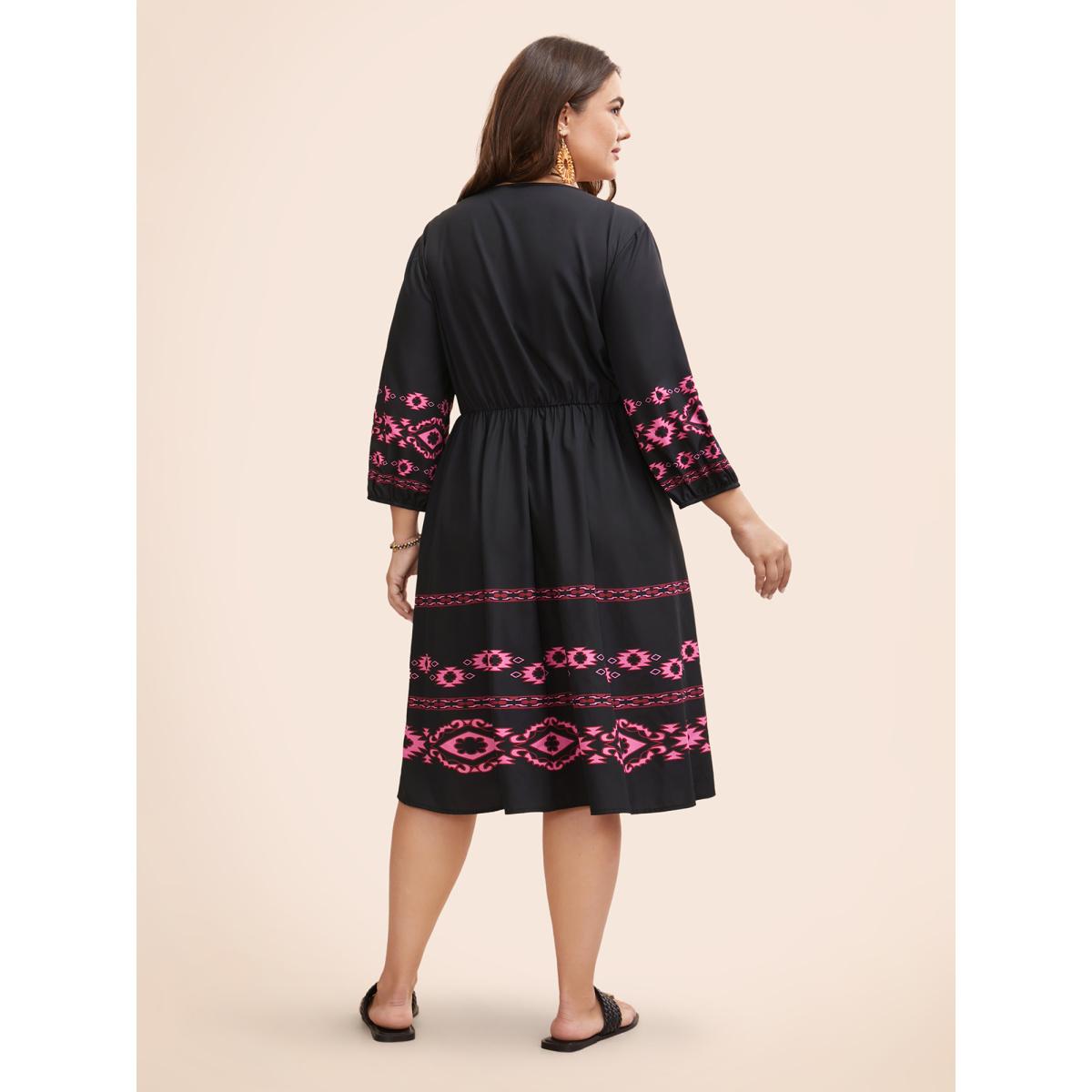 Plus Size V Neck Bandana Print Elastic Waist Dress Black Women Resort Gathered V-neck Elbow-length sleeve Curvy BloomChic 26/4X Product Image