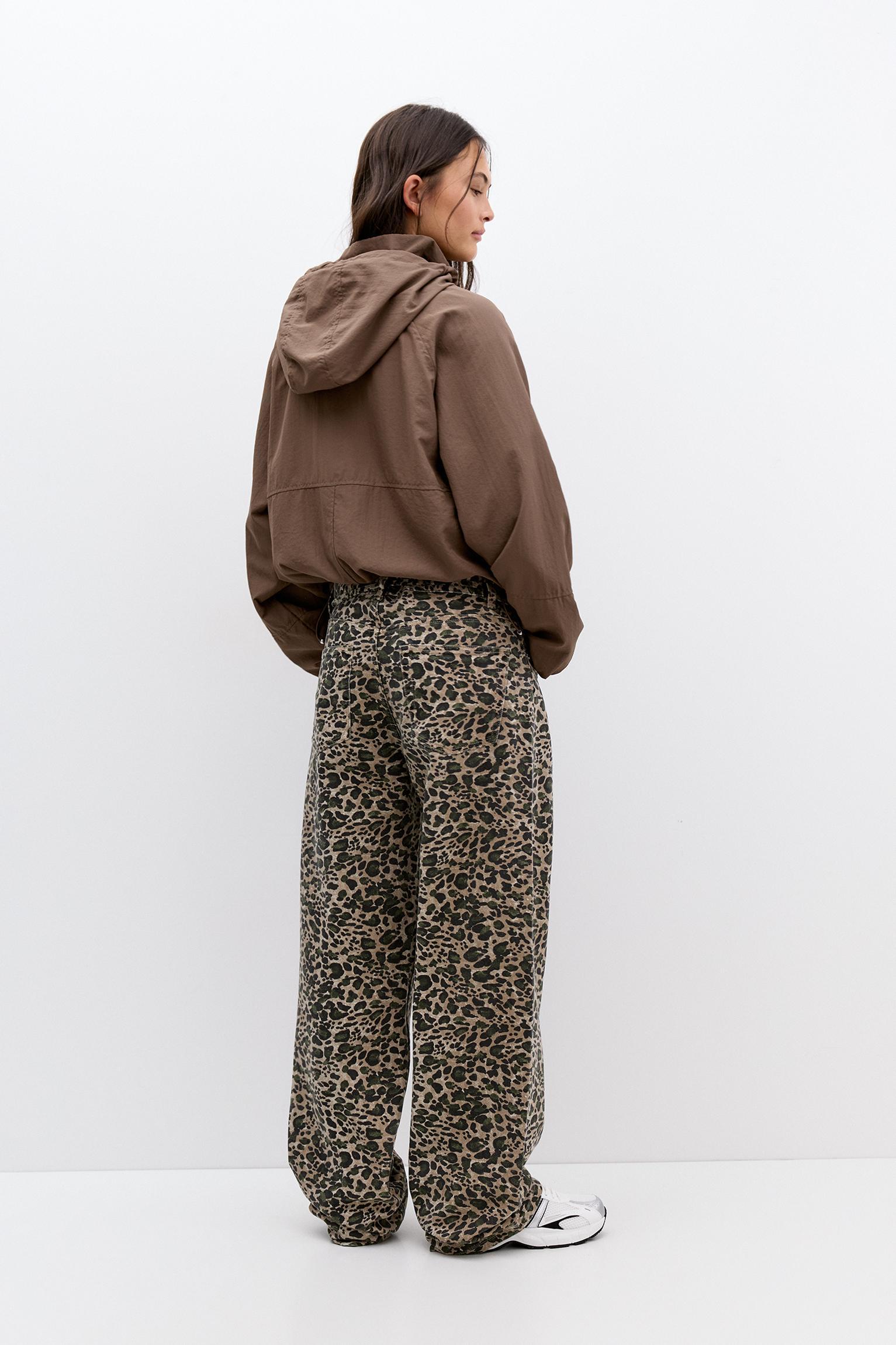 Short lightweight hooded jacket Product Image