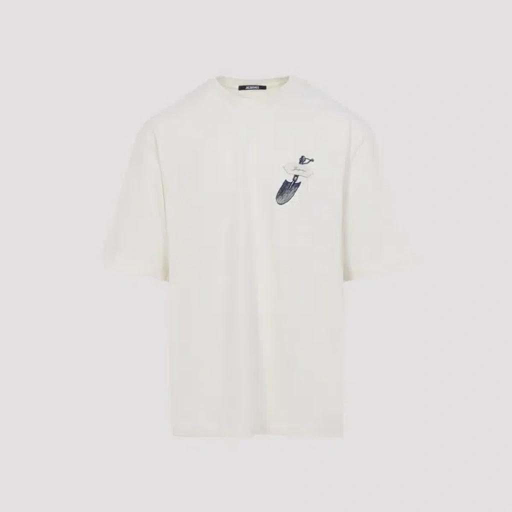 JACQUEMUS Graphic Print Crew Neck Short Sleeve T-shirt In White Product Image